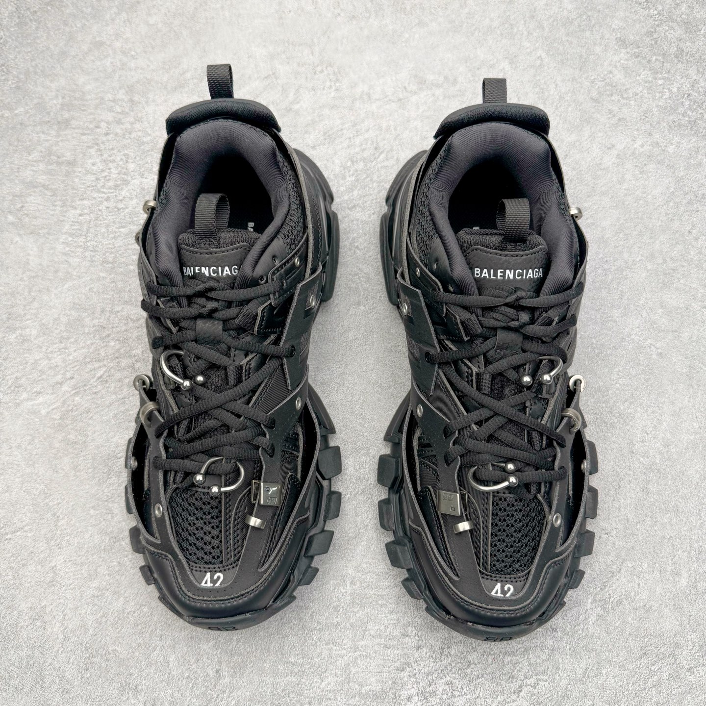 图片[2]-＃VG零售版 BALENCIAGA Track 巴黎世家复古老爹鞋 全套原纸板楦头开发 最原汁原味的灵魂版型 全鞋荧光划线卡点 胶水把控整洁度追求极致完美 每一双都是工艺品 多重QC质检 超越公司货的品控标准 实实在在的免检产品 原盒原配 正确字体电绣 粗细、位置、大小正确 侧边TPU 透气孔匹配意产原版 正确气垫分离大底 TPU软底 原版一致大底LOGO 立体感十足 原厂皮料水洗做旧 采购原厂网纱 该款鞋采用网眼布和尼龙制成 不含皮革 鞋舌饰有Track.2橡胶品牌标识 外侧饰有橡胶品牌标识 泡沫后帮压印品牌标识 外底正面压印BB标识 由176块饰片拼接而成的铰接式鞋面 侧面配金属质感网眼布 内面配有额外金属光泽饰件 包含1副鞋带和1副备用鞋带 后帮配有拉环鞋提 动态鞋底设计 为双脚带来后续的助力 正常尺码 尺码：35 36 37 38 39 40 41 42 43 44 45 46-选品中心