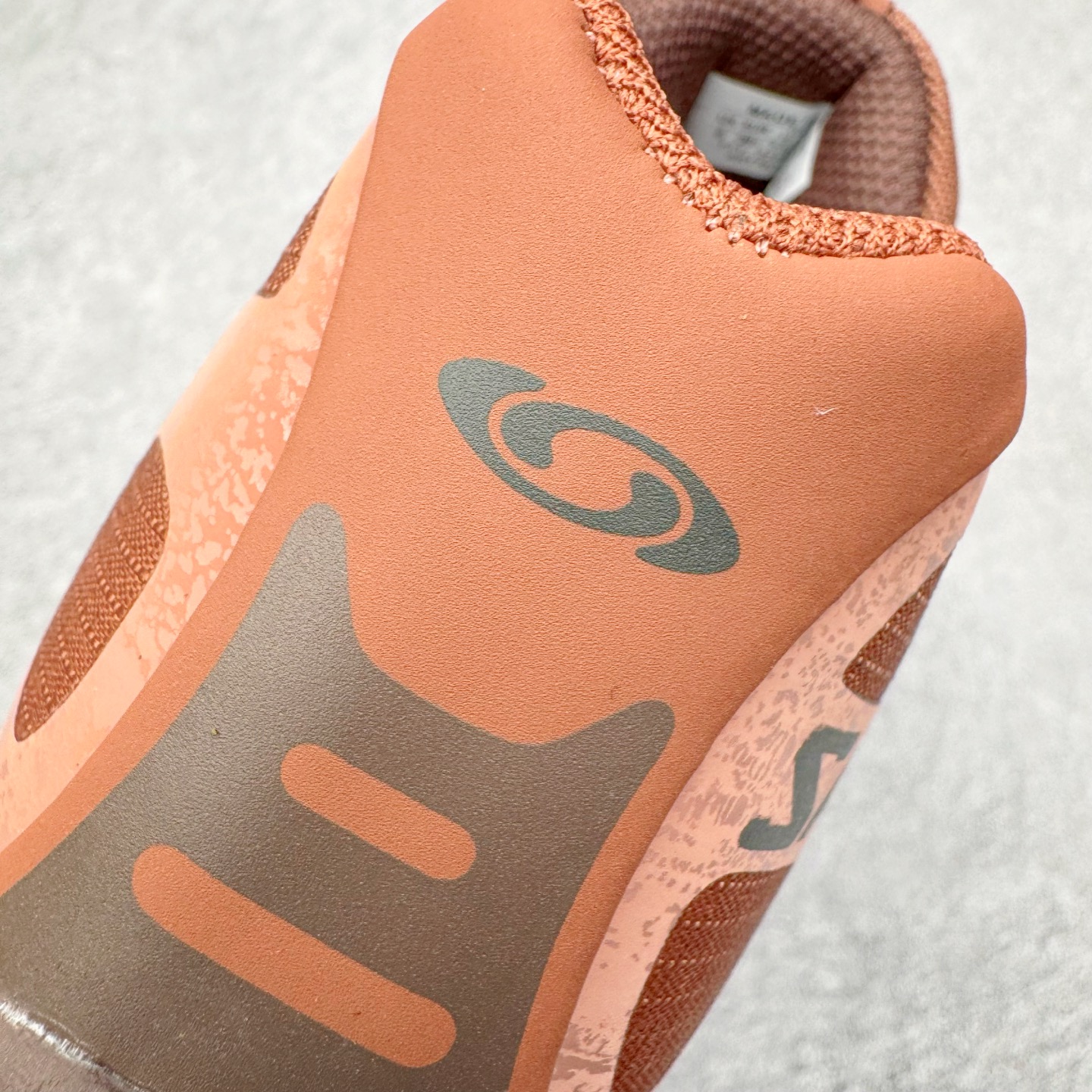 图片[15]-＃GX/绿X Salomon XT-4 OG Advanced 萨洛蒙系列低帮城市越野机能透气休闲运动鞋 鞋舌处附有迷你网眼袋收纳鞋绳以及下方的多色 Logo 标签 接着搭载奶油色 ACS 技术中底以及金色 TPU 塑料部件提升鞋款耐用性 中底与鞋面之间饰有海蓝色条状细节有效增添鞋款层次 最后应用黑色 Contragrip Chevron 外底完成鞋款设计 这次配色颇为高调 两款配色均以绚丽的渐变设计呈现 一款以粉紫渐变主打 另一款以黄绿渐变呈现 视觉效果相当吸睛 鞋面的使用玻璃纤维覆盖物加固 并通过细绳扣系带系统进行锁定 Salomon 的品牌logo 出现在脚后跟和前掌部位 中底虽然偏薄 但非常耐用 与模压塑料ACS 框架以及致密AC2 Muscle 鞋底单元结合 能够提供出色的支撑力和缓冲性 尺码：36 36.5 37.5 38 38.5 39 40 40.5 41 42 42.5 43 44 44.5 45-选品中心