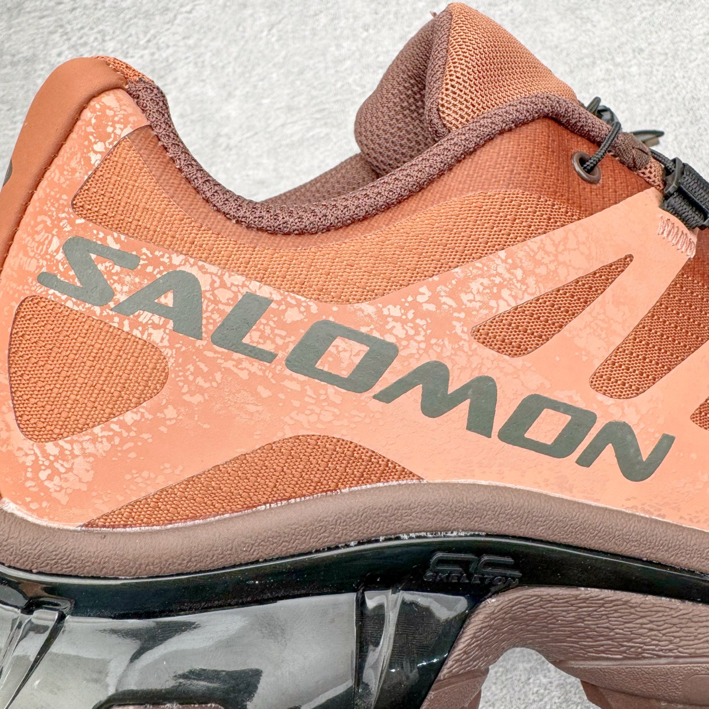 图片[17]-＃GX/绿X Salomon XT-4 OG Advanced 萨洛蒙系列低帮城市越野机能透气休闲运动鞋 鞋舌处附有迷你网眼袋收纳鞋绳以及下方的多色 Logo 标签 接着搭载奶油色 ACS 技术中底以及金色 TPU 塑料部件提升鞋款耐用性 中底与鞋面之间饰有海蓝色条状细节有效增添鞋款层次 最后应用黑色 Contragrip Chevron 外底完成鞋款设计 这次配色颇为高调 两款配色均以绚丽的渐变设计呈现 一款以粉紫渐变主打 另一款以黄绿渐变呈现 视觉效果相当吸睛 鞋面的使用玻璃纤维覆盖物加固 并通过细绳扣系带系统进行锁定 Salomon 的品牌logo 出现在脚后跟和前掌部位 中底虽然偏薄 但非常耐用 与模压塑料ACS 框架以及致密AC2 Muscle 鞋底单元结合 能够提供出色的支撑力和缓冲性 尺码：36 36.5 37.5 38 38.5 39 40 40.5 41 42 42.5 43 44 44.5 45-选品中心