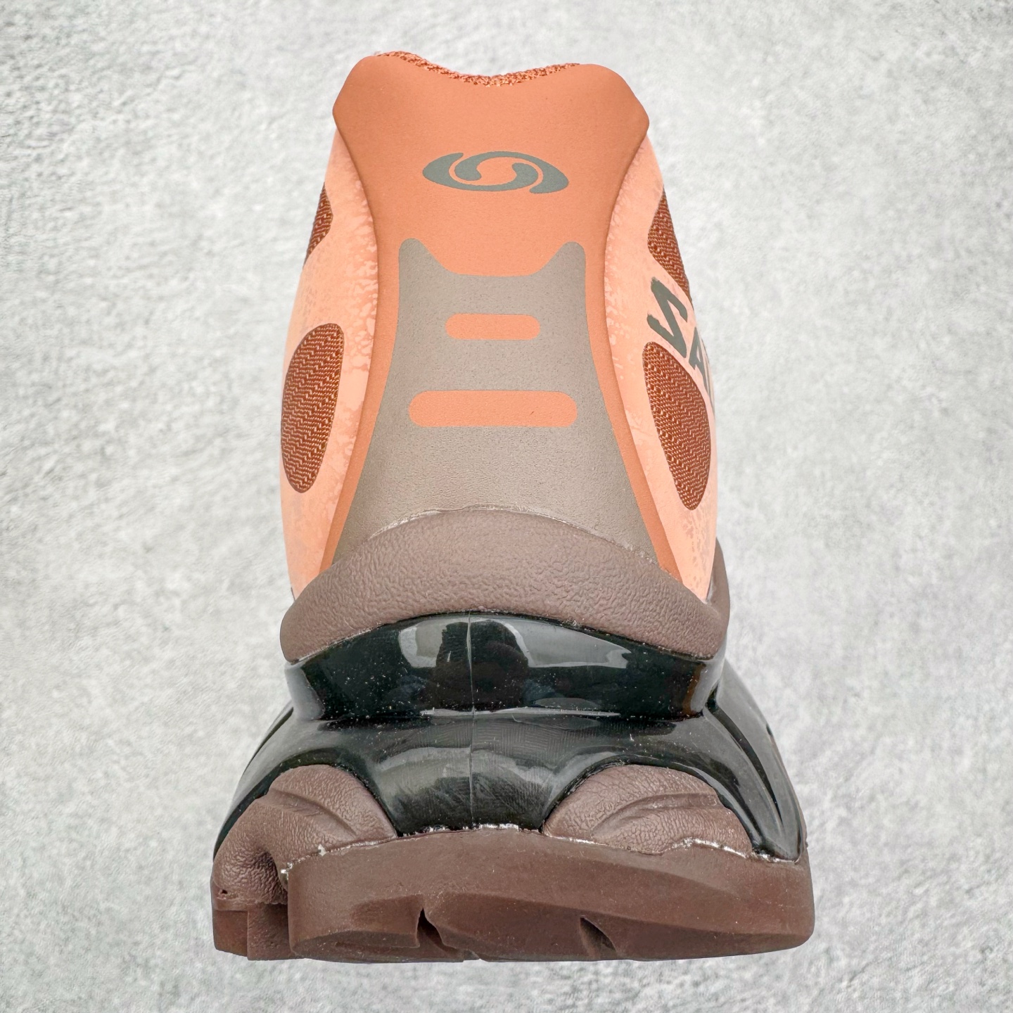 图片[8]-＃GX/绿X Salomon XT-4 OG Advanced 萨洛蒙系列低帮城市越野机能透气休闲运动鞋 鞋舌处附有迷你网眼袋收纳鞋绳以及下方的多色 Logo 标签 接着搭载奶油色 ACS 技术中底以及金色 TPU 塑料部件提升鞋款耐用性 中底与鞋面之间饰有海蓝色条状细节有效增添鞋款层次 最后应用黑色 Contragrip Chevron 外底完成鞋款设计 这次配色颇为高调 两款配色均以绚丽的渐变设计呈现 一款以粉紫渐变主打 另一款以黄绿渐变呈现 视觉效果相当吸睛 鞋面的使用玻璃纤维覆盖物加固 并通过细绳扣系带系统进行锁定 Salomon 的品牌logo 出现在脚后跟和前掌部位 中底虽然偏薄 但非常耐用 与模压塑料ACS 框架以及致密AC2 Muscle 鞋底单元结合 能够提供出色的支撑力和缓冲性 尺码：36 36.5 37.5 38 38.5 39 40 40.5 41 42 42.5 43 44 44.5 45-选品中心