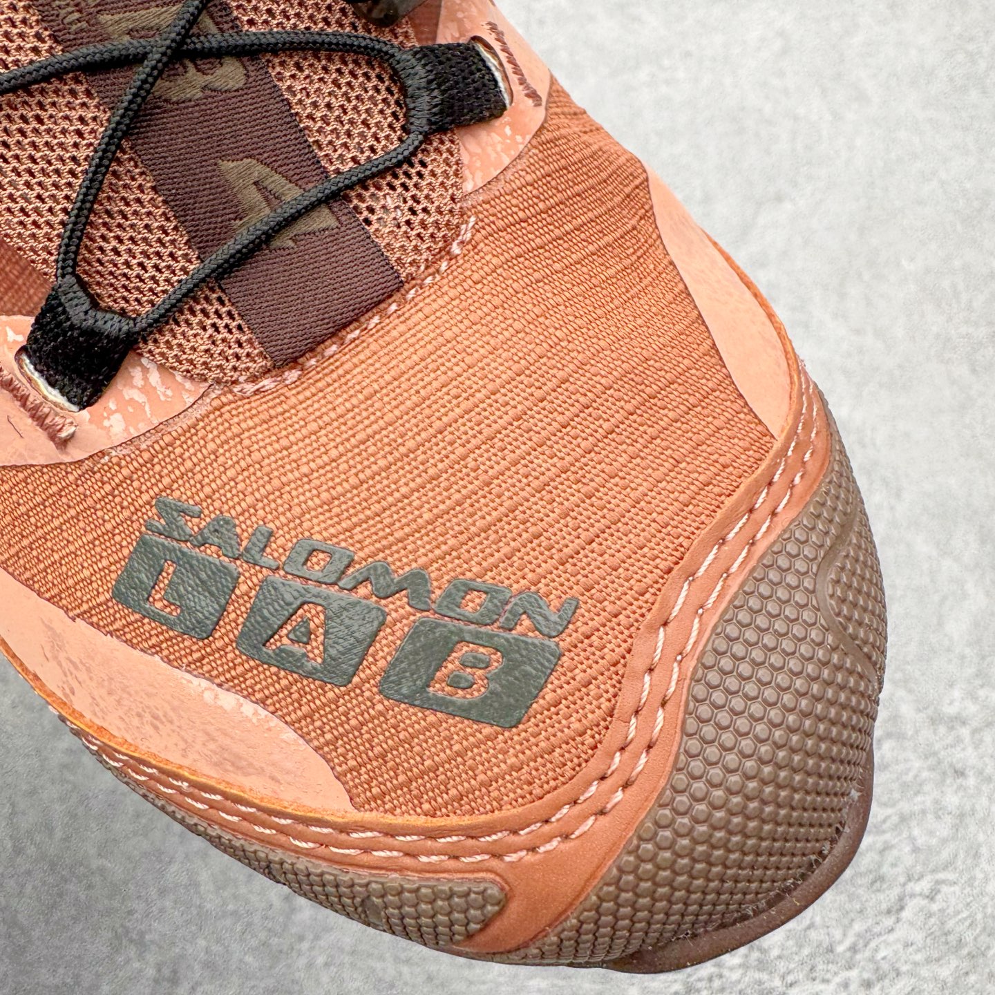 图片[14]-＃GX/绿X Salomon XT-4 OG Advanced 萨洛蒙系列低帮城市越野机能透气休闲运动鞋 鞋舌处附有迷你网眼袋收纳鞋绳以及下方的多色 Logo 标签 接着搭载奶油色 ACS 技术中底以及金色 TPU 塑料部件提升鞋款耐用性 中底与鞋面之间饰有海蓝色条状细节有效增添鞋款层次 最后应用黑色 Contragrip Chevron 外底完成鞋款设计 这次配色颇为高调 两款配色均以绚丽的渐变设计呈现 一款以粉紫渐变主打 另一款以黄绿渐变呈现 视觉效果相当吸睛 鞋面的使用玻璃纤维覆盖物加固 并通过细绳扣系带系统进行锁定 Salomon 的品牌logo 出现在脚后跟和前掌部位 中底虽然偏薄 但非常耐用 与模压塑料ACS 框架以及致密AC2 Muscle 鞋底单元结合 能够提供出色的支撑力和缓冲性 尺码：36 36.5 37.5 38 38.5 39 40 40.5 41 42 42.5 43 44 44.5 45-选品中心