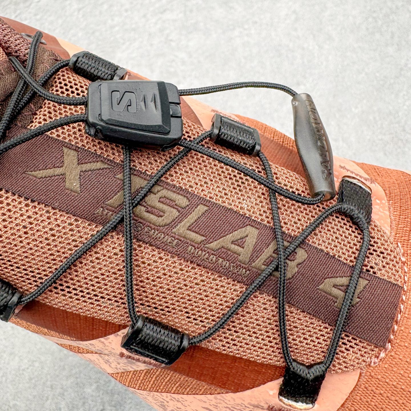 图片[13]-＃GX/绿X Salomon XT-4 OG Advanced 萨洛蒙系列低帮城市越野机能透气休闲运动鞋 鞋舌处附有迷你网眼袋收纳鞋绳以及下方的多色 Logo 标签 接着搭载奶油色 ACS 技术中底以及金色 TPU 塑料部件提升鞋款耐用性 中底与鞋面之间饰有海蓝色条状细节有效增添鞋款层次 最后应用黑色 Contragrip Chevron 外底完成鞋款设计 这次配色颇为高调 两款配色均以绚丽的渐变设计呈现 一款以粉紫渐变主打 另一款以黄绿渐变呈现 视觉效果相当吸睛 鞋面的使用玻璃纤维覆盖物加固 并通过细绳扣系带系统进行锁定 Salomon 的品牌logo 出现在脚后跟和前掌部位 中底虽然偏薄 但非常耐用 与模压塑料ACS 框架以及致密AC2 Muscle 鞋底单元结合 能够提供出色的支撑力和缓冲性 尺码：36 36.5 37.5 38 38.5 39 40 40.5 41 42 42.5 43 44 44.5 45-选品中心