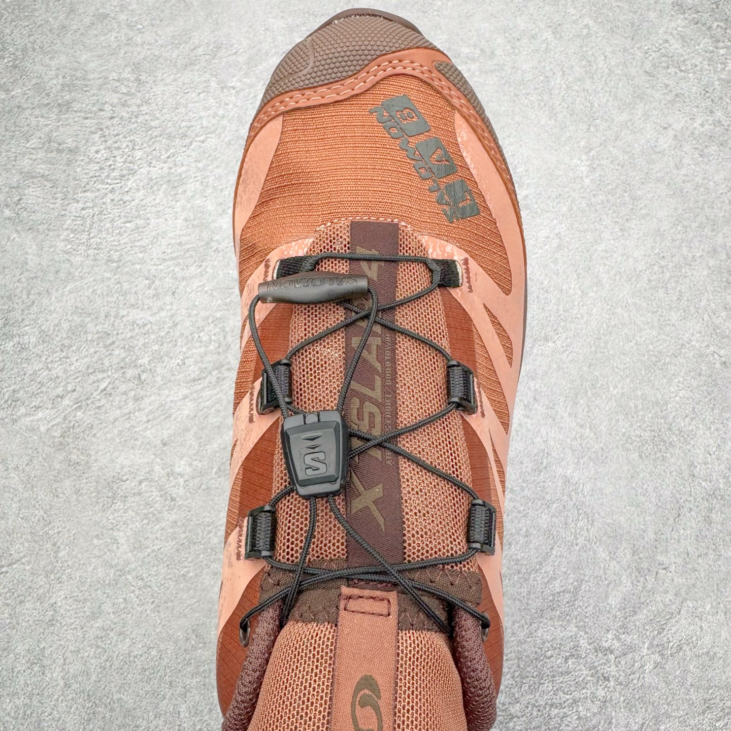 图片[4]-＃GX/绿X Salomon XT-4 OG Advanced 萨洛蒙系列低帮城市越野机能透气休闲运动鞋 鞋舌处附有迷你网眼袋收纳鞋绳以及下方的多色 Logo 标签 接着搭载奶油色 ACS 技术中底以及金色 TPU 塑料部件提升鞋款耐用性 中底与鞋面之间饰有海蓝色条状细节有效增添鞋款层次 最后应用黑色 Contragrip Chevron 外底完成鞋款设计 这次配色颇为高调 两款配色均以绚丽的渐变设计呈现 一款以粉紫渐变主打 另一款以黄绿渐变呈现 视觉效果相当吸睛 鞋面的使用玻璃纤维覆盖物加固 并通过细绳扣系带系统进行锁定 Salomon 的品牌logo 出现在脚后跟和前掌部位 中底虽然偏薄 但非常耐用 与模压塑料ACS 框架以及致密AC2 Muscle 鞋底单元结合 能够提供出色的支撑力和缓冲性 尺码：36 36.5 37.5 38 38.5 39 40 40.5 41 42 42.5 43 44 44.5 45-选品中心