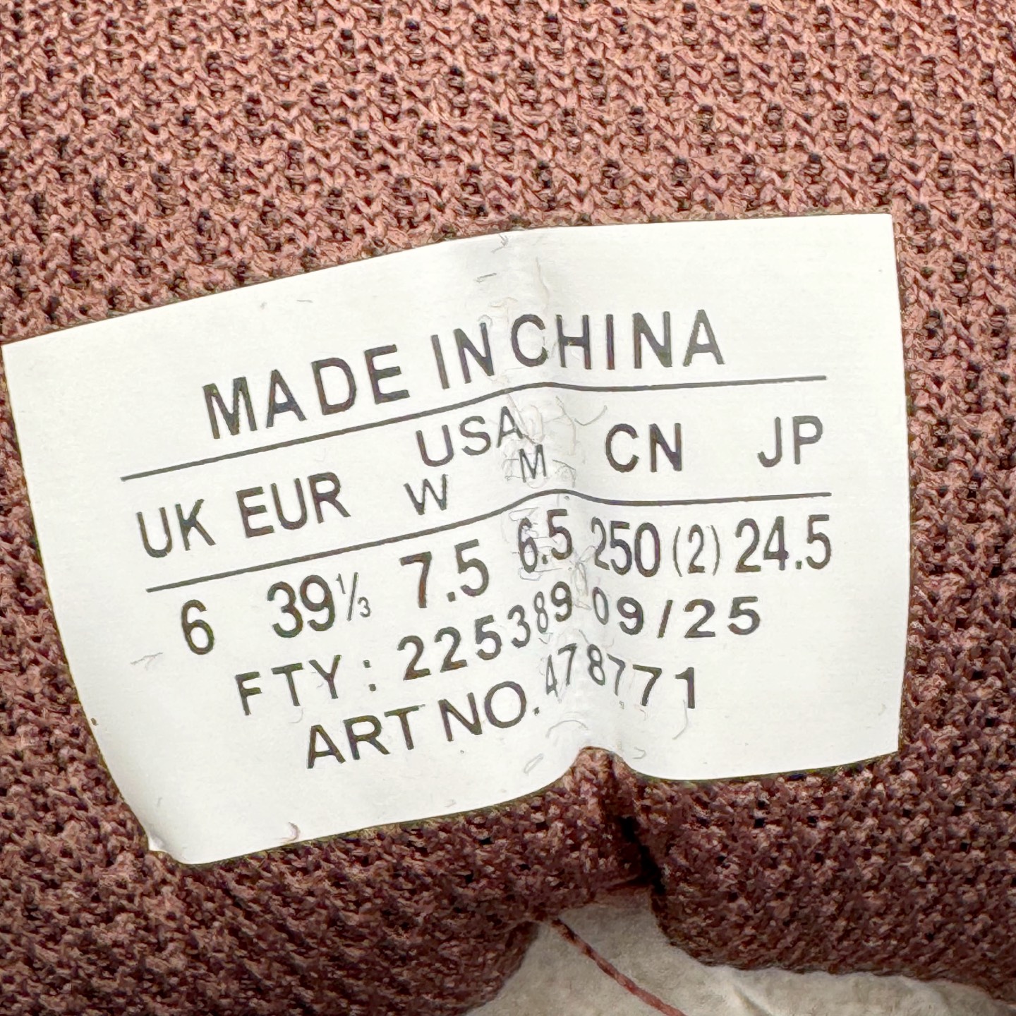 图片[11]-＃GX/绿X Salomon XT-4 OG Advanced 萨洛蒙系列低帮城市越野机能透气休闲运动鞋 鞋舌处附有迷你网眼袋收纳鞋绳以及下方的多色 Logo 标签 接着搭载奶油色 ACS 技术中底以及金色 TPU 塑料部件提升鞋款耐用性 中底与鞋面之间饰有海蓝色条状细节有效增添鞋款层次 最后应用黑色 Contragrip Chevron 外底完成鞋款设计 这次配色颇为高调 两款配色均以绚丽的渐变设计呈现 一款以粉紫渐变主打 另一款以黄绿渐变呈现 视觉效果相当吸睛 鞋面的使用玻璃纤维覆盖物加固 并通过细绳扣系带系统进行锁定 Salomon 的品牌logo 出现在脚后跟和前掌部位 中底虽然偏薄 但非常耐用 与模压塑料ACS 框架以及致密AC2 Muscle 鞋底单元结合 能够提供出色的支撑力和缓冲性 尺码：36 36.5 37.5 38 38.5 39 40 40.5 41 42 42.5 43 44 44.5 45-选品中心