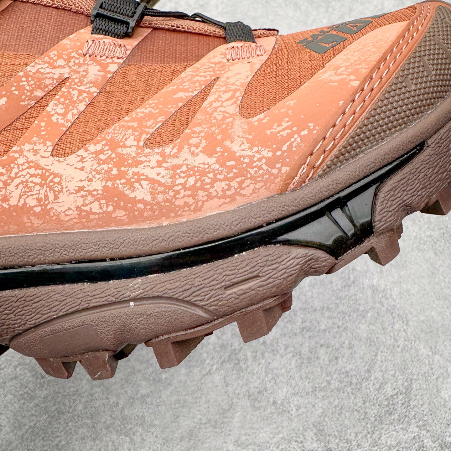 图片[19]-＃GX/绿X Salomon XT-4 OG Advanced 萨洛蒙系列低帮城市越野机能透气休闲运动鞋 鞋舌处附有迷你网眼袋收纳鞋绳以及下方的多色 Logo 标签 接着搭载奶油色 ACS 技术中底以及金色 TPU 塑料部件提升鞋款耐用性 中底与鞋面之间饰有海蓝色条状细节有效增添鞋款层次 最后应用黑色 Contragrip Chevron 外底完成鞋款设计 这次配色颇为高调 两款配色均以绚丽的渐变设计呈现 一款以粉紫渐变主打 另一款以黄绿渐变呈现 视觉效果相当吸睛 鞋面的使用玻璃纤维覆盖物加固 并通过细绳扣系带系统进行锁定 Salomon 的品牌logo 出现在脚后跟和前掌部位 中底虽然偏薄 但非常耐用 与模压塑料ACS 框架以及致密AC2 Muscle 鞋底单元结合 能够提供出色的支撑力和缓冲性 尺码：36 36.5 37.5 38 38.5 39 40 40.5 41 42 42.5 43 44 44.5 45-选品中心