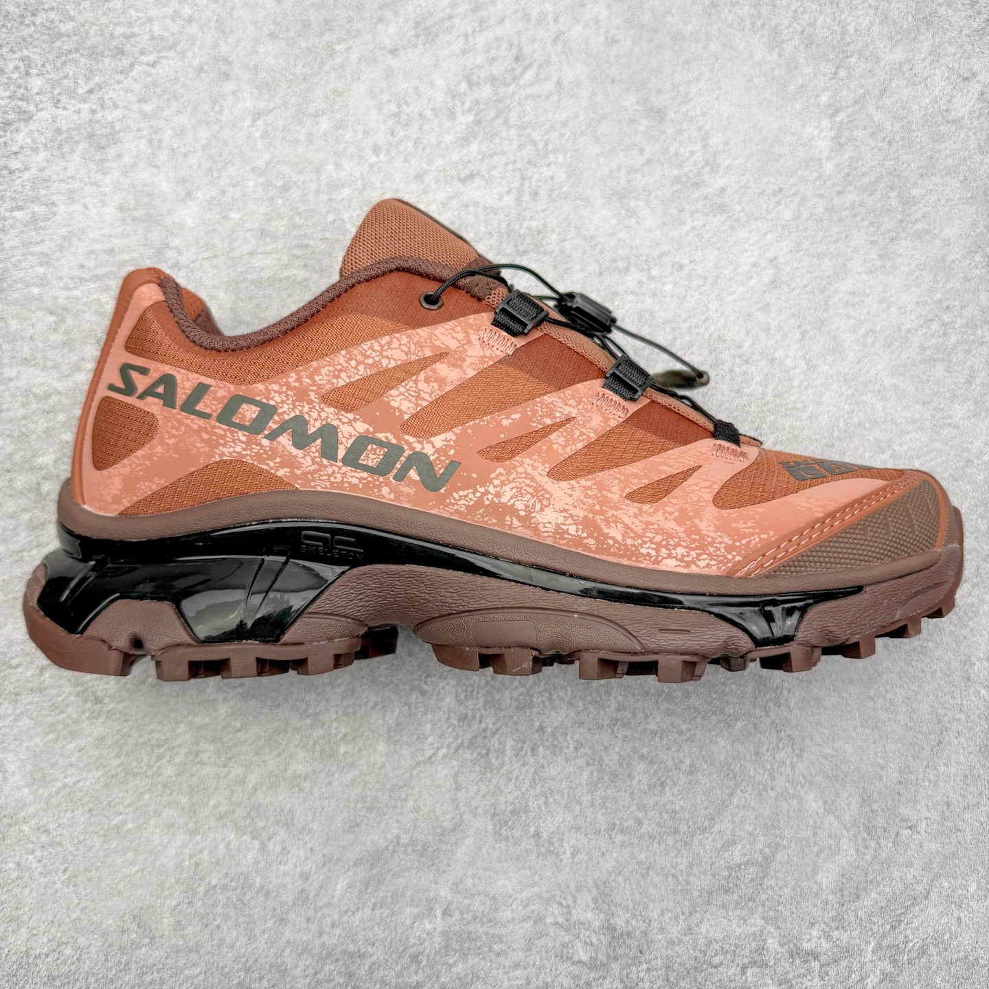 ＃GX/绿X Salomon XT-4 OG Advanced 萨洛蒙系列低帮城市越野机能透气休闲运动鞋 鞋舌处附有迷你网眼袋收纳鞋绳以及下方的多色 Logo 标签 接着搭载奶油色 ACS 技术中底以及金色 TPU 塑料部件提升鞋款耐用性 中底与鞋面之间饰有海蓝色条状细节有效增添鞋款层次 最后应用黑色 Contragrip Chevron 外底完成鞋款设计 这次配色颇为高调 两款配色均以绚丽的渐变设计呈现 一款以粉紫渐变主打 另一款以黄绿渐变呈现 视觉效果相当吸睛 鞋面的使用玻璃纤维覆盖物加固 并通过细绳扣系带系统进行锁定 Salomon 的品牌logo 出现在脚后跟和前掌部位 中底虽然偏薄 但非常耐用 与模压塑料ACS 框架以及致密AC2 Muscle 鞋底单元结合 能够提供出色的支撑力和缓冲性 尺码：36 36.5 37.5 38 38.5 39 40 40.5 41 42 42.5 43 44 44.5 45-选品中心