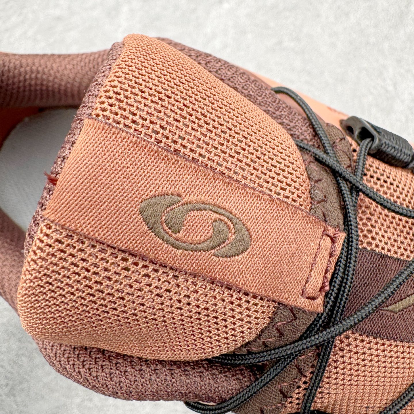 图片[12]-＃GX/绿X Salomon XT-4 OG Advanced 萨洛蒙系列低帮城市越野机能透气休闲运动鞋 鞋舌处附有迷你网眼袋收纳鞋绳以及下方的多色 Logo 标签 接着搭载奶油色 ACS 技术中底以及金色 TPU 塑料部件提升鞋款耐用性 中底与鞋面之间饰有海蓝色条状细节有效增添鞋款层次 最后应用黑色 Contragrip Chevron 外底完成鞋款设计 这次配色颇为高调 两款配色均以绚丽的渐变设计呈现 一款以粉紫渐变主打 另一款以黄绿渐变呈现 视觉效果相当吸睛 鞋面的使用玻璃纤维覆盖物加固 并通过细绳扣系带系统进行锁定 Salomon 的品牌logo 出现在脚后跟和前掌部位 中底虽然偏薄 但非常耐用 与模压塑料ACS 框架以及致密AC2 Muscle 鞋底单元结合 能够提供出色的支撑力和缓冲性 尺码：36 36.5 37.5 38 38.5 39 40 40.5 41 42 42.5 43 44 44.5 45-选品中心