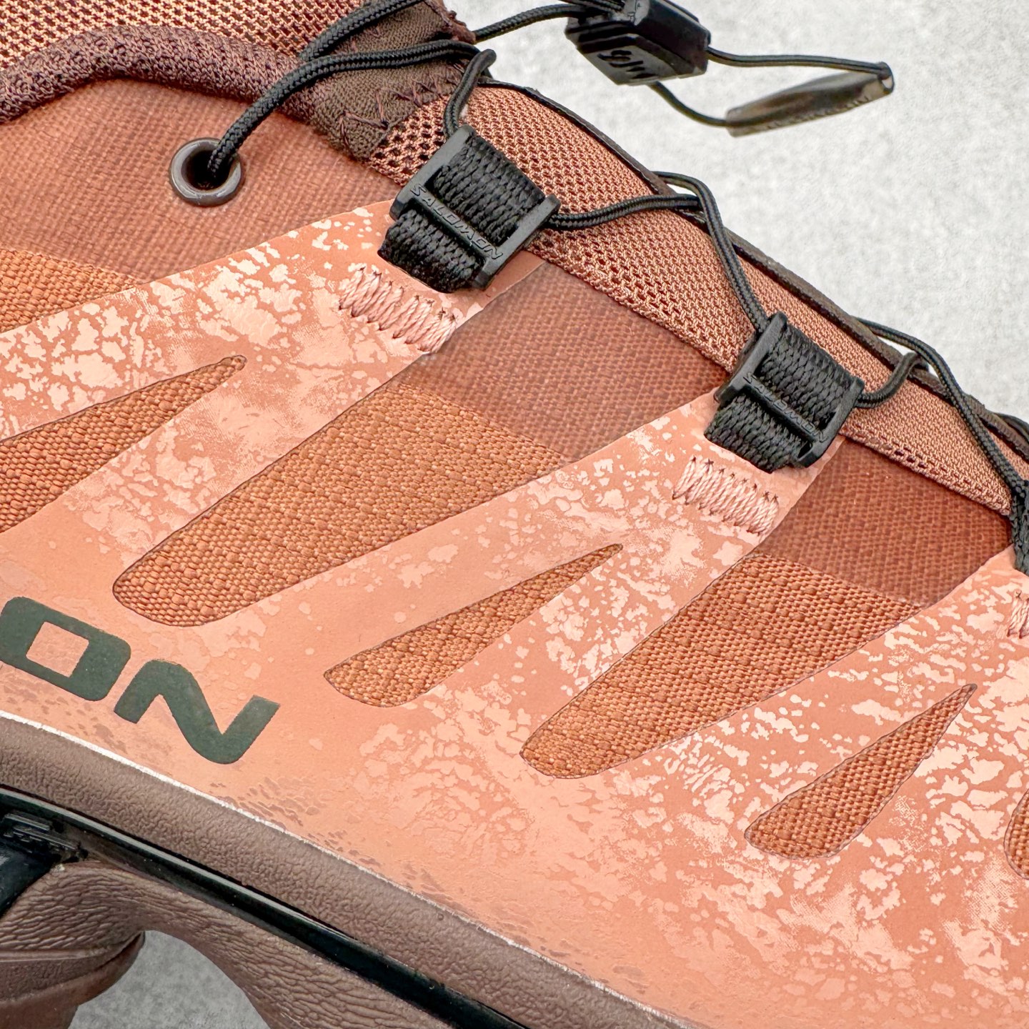 图片[18]-＃GX/绿X Salomon XT-4 OG Advanced 萨洛蒙系列低帮城市越野机能透气休闲运动鞋 鞋舌处附有迷你网眼袋收纳鞋绳以及下方的多色 Logo 标签 接着搭载奶油色 ACS 技术中底以及金色 TPU 塑料部件提升鞋款耐用性 中底与鞋面之间饰有海蓝色条状细节有效增添鞋款层次 最后应用黑色 Contragrip Chevron 外底完成鞋款设计 这次配色颇为高调 两款配色均以绚丽的渐变设计呈现 一款以粉紫渐变主打 另一款以黄绿渐变呈现 视觉效果相当吸睛 鞋面的使用玻璃纤维覆盖物加固 并通过细绳扣系带系统进行锁定 Salomon 的品牌logo 出现在脚后跟和前掌部位 中底虽然偏薄 但非常耐用 与模压塑料ACS 框架以及致密AC2 Muscle 鞋底单元结合 能够提供出色的支撑力和缓冲性 尺码：36 36.5 37.5 38 38.5 39 40 40.5 41 42 42.5 43 44 44.5 45-选品中心