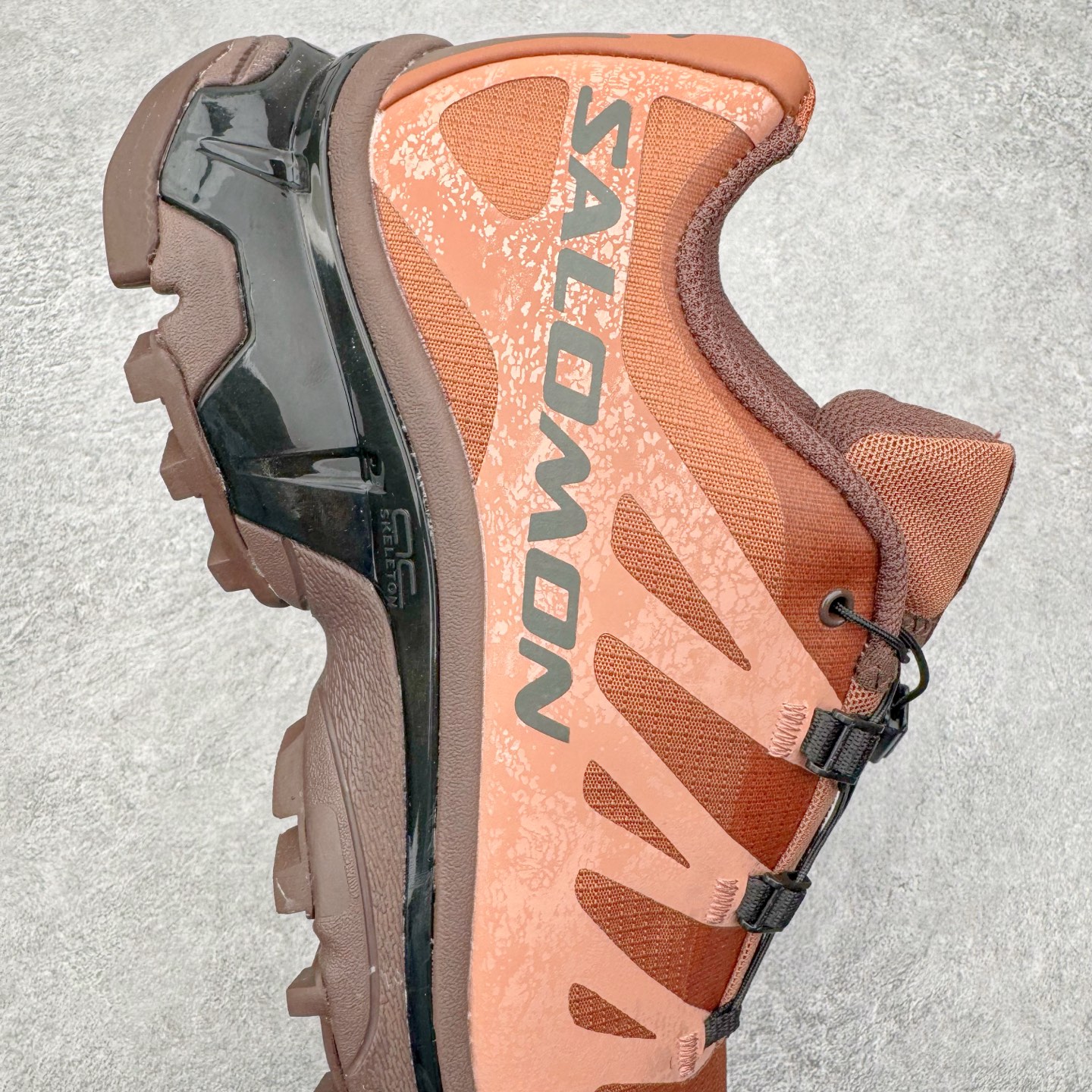 图片[6]-＃GX/绿X Salomon XT-4 OG Advanced 萨洛蒙系列低帮城市越野机能透气休闲运动鞋 鞋舌处附有迷你网眼袋收纳鞋绳以及下方的多色 Logo 标签 接着搭载奶油色 ACS 技术中底以及金色 TPU 塑料部件提升鞋款耐用性 中底与鞋面之间饰有海蓝色条状细节有效增添鞋款层次 最后应用黑色 Contragrip Chevron 外底完成鞋款设计 这次配色颇为高调 两款配色均以绚丽的渐变设计呈现 一款以粉紫渐变主打 另一款以黄绿渐变呈现 视觉效果相当吸睛 鞋面的使用玻璃纤维覆盖物加固 并通过细绳扣系带系统进行锁定 Salomon 的品牌logo 出现在脚后跟和前掌部位 中底虽然偏薄 但非常耐用 与模压塑料ACS 框架以及致密AC2 Muscle 鞋底单元结合 能够提供出色的支撑力和缓冲性 尺码：36 36.5 37.5 38 38.5 39 40 40.5 41 42 42.5 43 44 44.5 45-选品中心