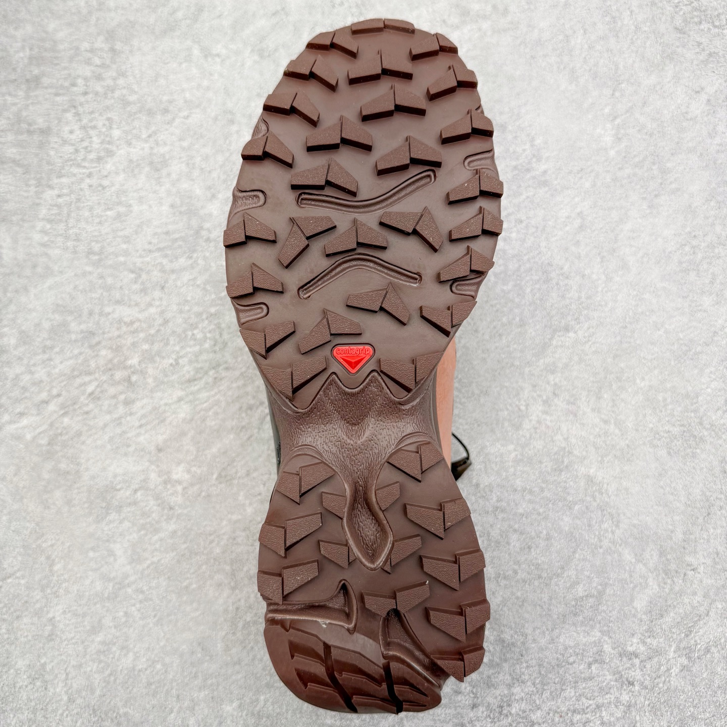 图片[9]-＃GX/绿X Salomon XT-4 OG Advanced 萨洛蒙系列低帮城市越野机能透气休闲运动鞋 鞋舌处附有迷你网眼袋收纳鞋绳以及下方的多色 Logo 标签 接着搭载奶油色 ACS 技术中底以及金色 TPU 塑料部件提升鞋款耐用性 中底与鞋面之间饰有海蓝色条状细节有效增添鞋款层次 最后应用黑色 Contragrip Chevron 外底完成鞋款设计 这次配色颇为高调 两款配色均以绚丽的渐变设计呈现 一款以粉紫渐变主打 另一款以黄绿渐变呈现 视觉效果相当吸睛 鞋面的使用玻璃纤维覆盖物加固 并通过细绳扣系带系统进行锁定 Salomon 的品牌logo 出现在脚后跟和前掌部位 中底虽然偏薄 但非常耐用 与模压塑料ACS 框架以及致密AC2 Muscle 鞋底单元结合 能够提供出色的支撑力和缓冲性 尺码：36 36.5 37.5 38 38.5 39 40 40.5 41 42 42.5 43 44 44.5 45-选品中心