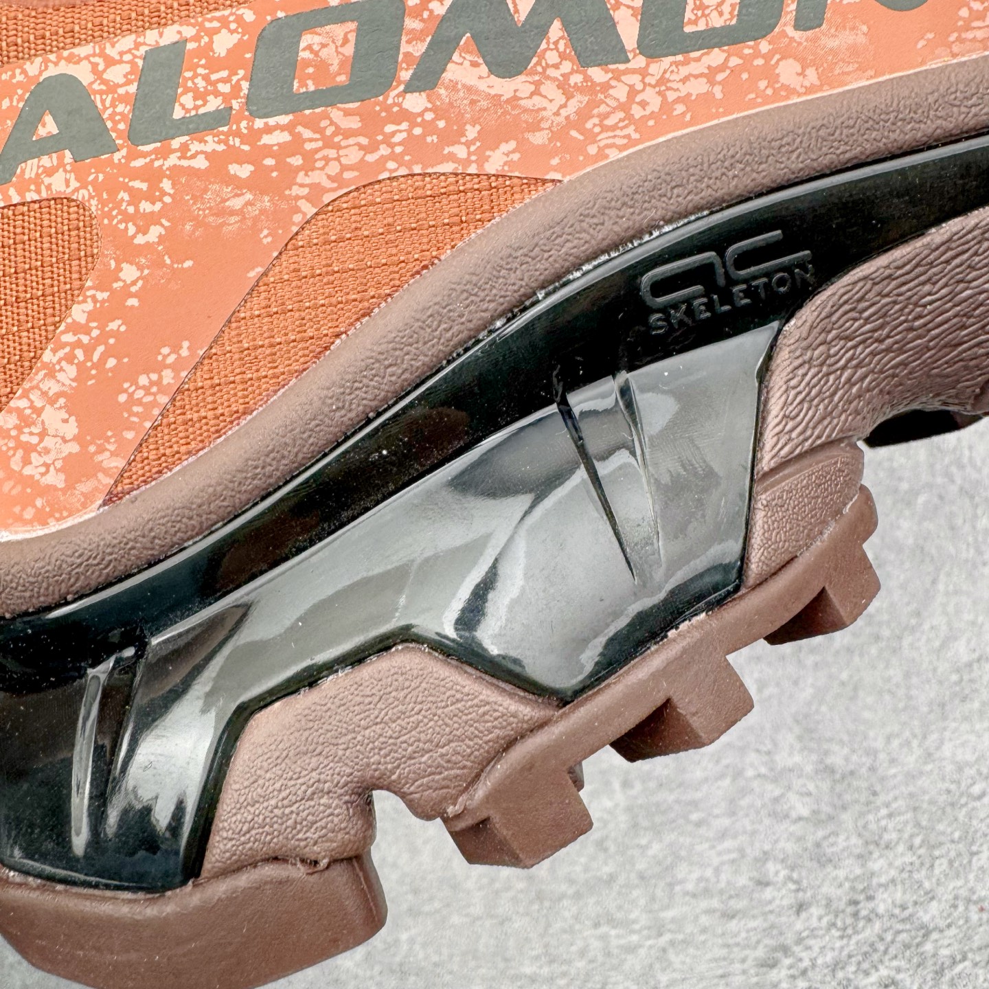 图片[16]-＃GX/绿X Salomon XT-4 OG Advanced 萨洛蒙系列低帮城市越野机能透气休闲运动鞋 鞋舌处附有迷你网眼袋收纳鞋绳以及下方的多色 Logo 标签 接着搭载奶油色 ACS 技术中底以及金色 TPU 塑料部件提升鞋款耐用性 中底与鞋面之间饰有海蓝色条状细节有效增添鞋款层次 最后应用黑色 Contragrip Chevron 外底完成鞋款设计 这次配色颇为高调 两款配色均以绚丽的渐变设计呈现 一款以粉紫渐变主打 另一款以黄绿渐变呈现 视觉效果相当吸睛 鞋面的使用玻璃纤维覆盖物加固 并通过细绳扣系带系统进行锁定 Salomon 的品牌logo 出现在脚后跟和前掌部位 中底虽然偏薄 但非常耐用 与模压塑料ACS 框架以及致密AC2 Muscle 鞋底单元结合 能够提供出色的支撑力和缓冲性 尺码：36 36.5 37.5 38 38.5 39 40 40.5 41 42 42.5 43 44 44.5 45-选品中心