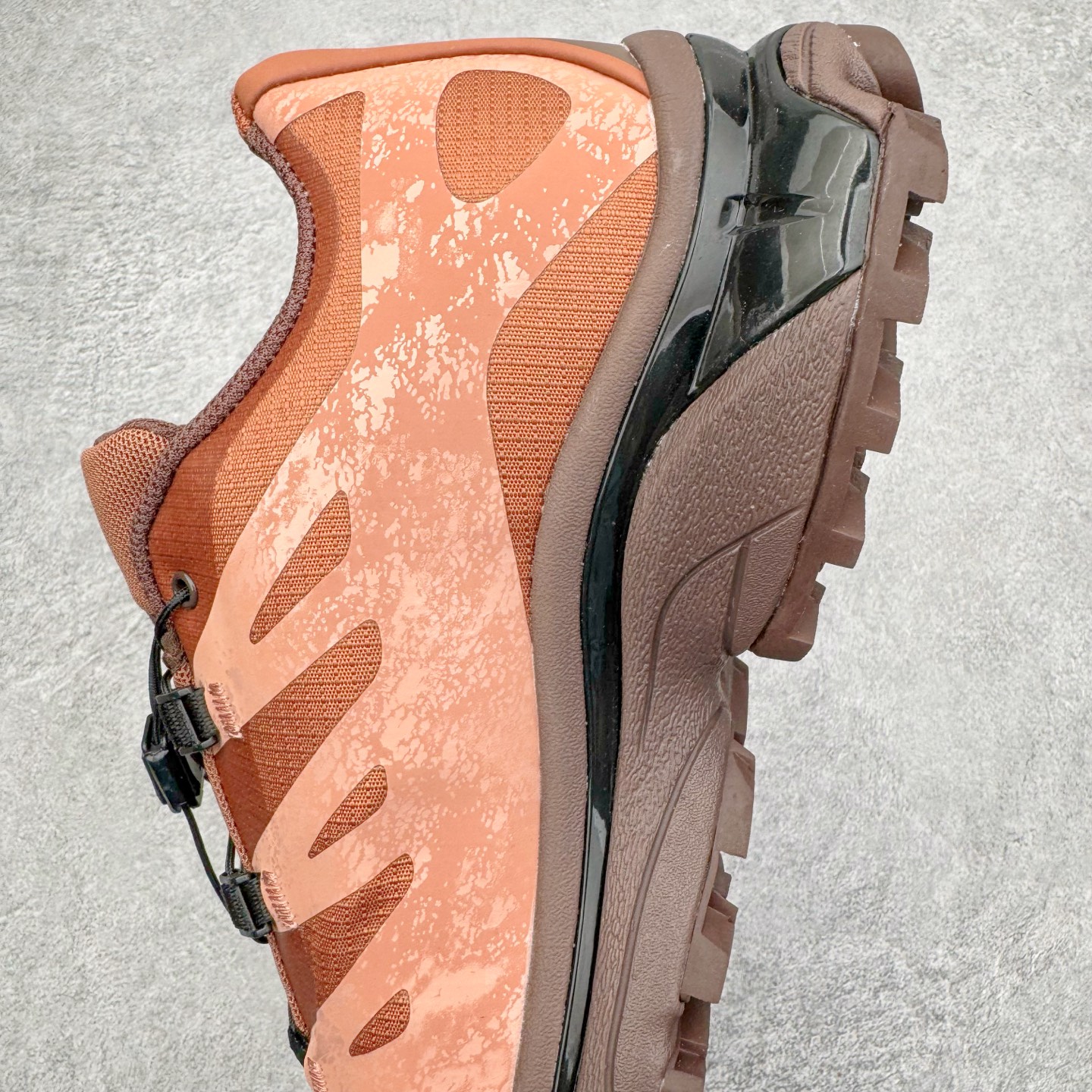 图片[7]-＃GX/绿X Salomon XT-4 OG Advanced 萨洛蒙系列低帮城市越野机能透气休闲运动鞋 鞋舌处附有迷你网眼袋收纳鞋绳以及下方的多色 Logo 标签 接着搭载奶油色 ACS 技术中底以及金色 TPU 塑料部件提升鞋款耐用性 中底与鞋面之间饰有海蓝色条状细节有效增添鞋款层次 最后应用黑色 Contragrip Chevron 外底完成鞋款设计 这次配色颇为高调 两款配色均以绚丽的渐变设计呈现 一款以粉紫渐变主打 另一款以黄绿渐变呈现 视觉效果相当吸睛 鞋面的使用玻璃纤维覆盖物加固 并通过细绳扣系带系统进行锁定 Salomon 的品牌logo 出现在脚后跟和前掌部位 中底虽然偏薄 但非常耐用 与模压塑料ACS 框架以及致密AC2 Muscle 鞋底单元结合 能够提供出色的支撑力和缓冲性 尺码：36 36.5 37.5 38 38.5 39 40 40.5 41 42 42.5 43 44 44.5 45-选品中心