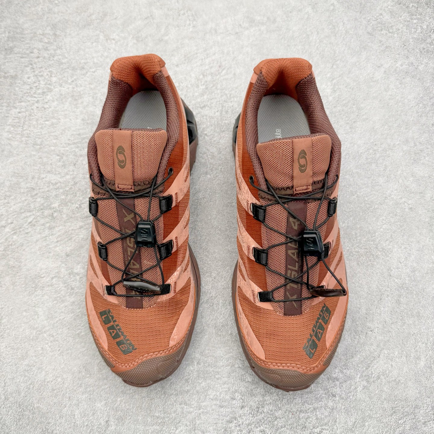 图片[2]-＃GX/绿X Salomon XT-4 OG Advanced 萨洛蒙系列低帮城市越野机能透气休闲运动鞋 鞋舌处附有迷你网眼袋收纳鞋绳以及下方的多色 Logo 标签 接着搭载奶油色 ACS 技术中底以及金色 TPU 塑料部件提升鞋款耐用性 中底与鞋面之间饰有海蓝色条状细节有效增添鞋款层次 最后应用黑色 Contragrip Chevron 外底完成鞋款设计 这次配色颇为高调 两款配色均以绚丽的渐变设计呈现 一款以粉紫渐变主打 另一款以黄绿渐变呈现 视觉效果相当吸睛 鞋面的使用玻璃纤维覆盖物加固 并通过细绳扣系带系统进行锁定 Salomon 的品牌logo 出现在脚后跟和前掌部位 中底虽然偏薄 但非常耐用 与模压塑料ACS 框架以及致密AC2 Muscle 鞋底单元结合 能够提供出色的支撑力和缓冲性 尺码：36 36.5 37.5 38 38.5 39 40 40.5 41 42 42.5 43 44 44.5 45-选品中心