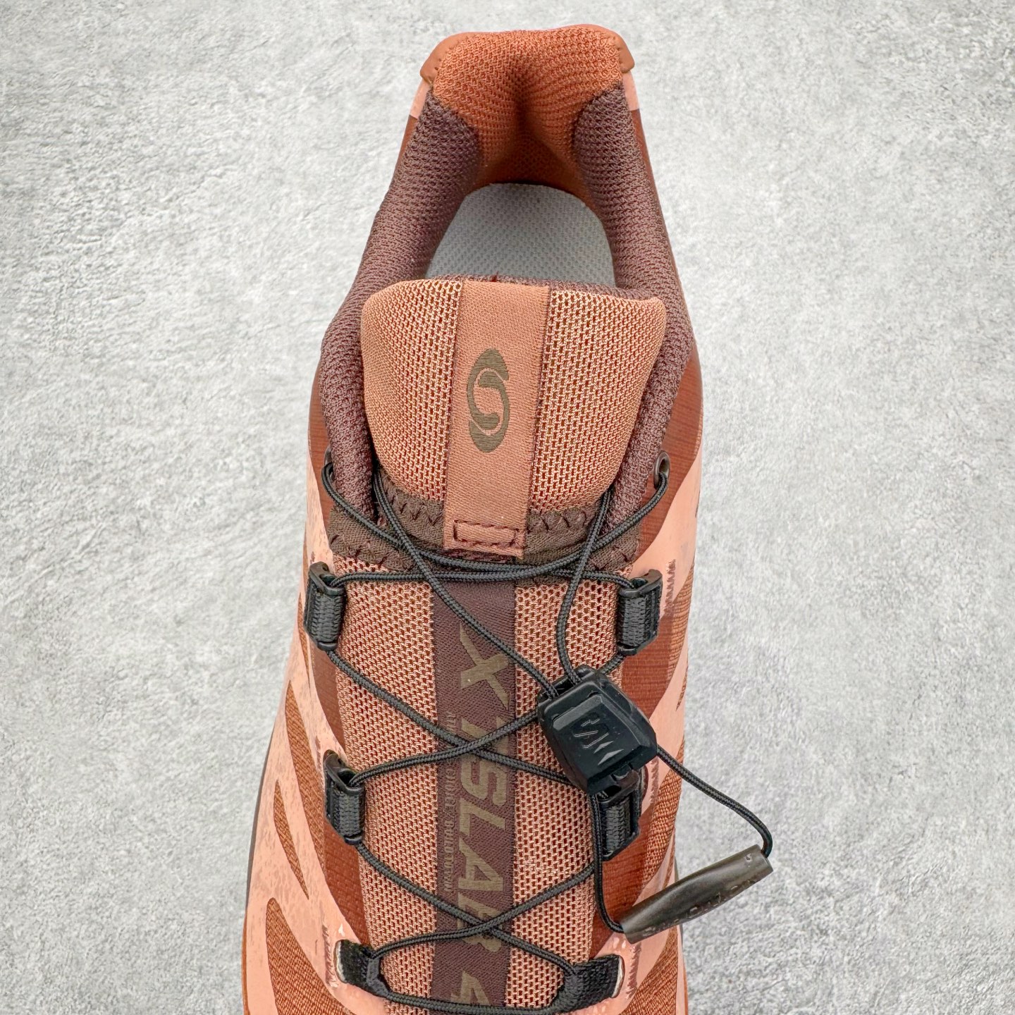 图片[5]-＃GX/绿X Salomon XT-4 OG Advanced 萨洛蒙系列低帮城市越野机能透气休闲运动鞋 鞋舌处附有迷你网眼袋收纳鞋绳以及下方的多色 Logo 标签 接着搭载奶油色 ACS 技术中底以及金色 TPU 塑料部件提升鞋款耐用性 中底与鞋面之间饰有海蓝色条状细节有效增添鞋款层次 最后应用黑色 Contragrip Chevron 外底完成鞋款设计 这次配色颇为高调 两款配色均以绚丽的渐变设计呈现 一款以粉紫渐变主打 另一款以黄绿渐变呈现 视觉效果相当吸睛 鞋面的使用玻璃纤维覆盖物加固 并通过细绳扣系带系统进行锁定 Salomon 的品牌logo 出现在脚后跟和前掌部位 中底虽然偏薄 但非常耐用 与模压塑料ACS 框架以及致密AC2 Muscle 鞋底单元结合 能够提供出色的支撑力和缓冲性 尺码：36 36.5 37.5 38 38.5 39 40 40.5 41 42 42.5 43 44 44.5 45-选品中心