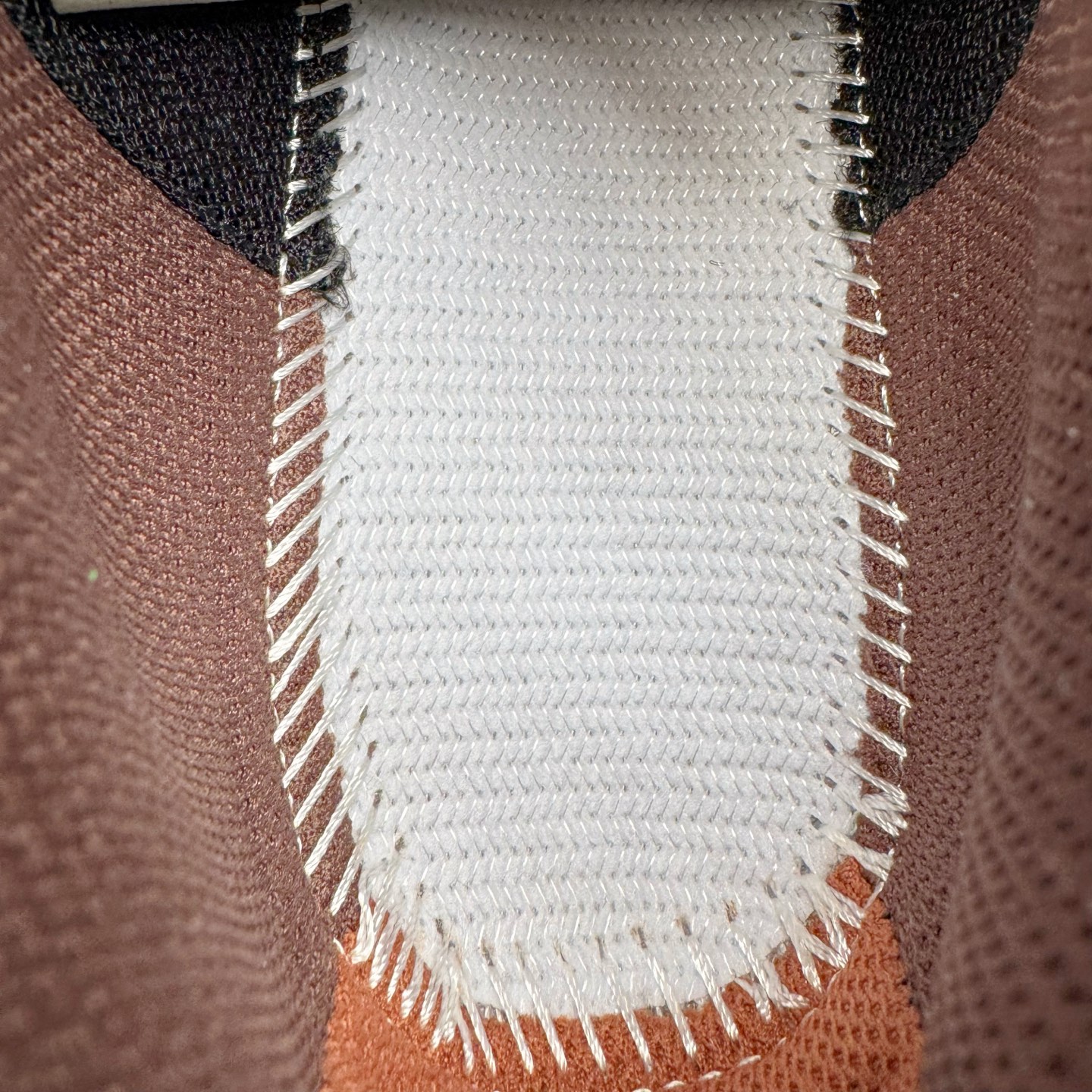 图片[10]-＃GX/绿X Salomon XT-4 OG Advanced 萨洛蒙系列低帮城市越野机能透气休闲运动鞋 鞋舌处附有迷你网眼袋收纳鞋绳以及下方的多色 Logo 标签 接着搭载奶油色 ACS 技术中底以及金色 TPU 塑料部件提升鞋款耐用性 中底与鞋面之间饰有海蓝色条状细节有效增添鞋款层次 最后应用黑色 Contragrip Chevron 外底完成鞋款设计 这次配色颇为高调 两款配色均以绚丽的渐变设计呈现 一款以粉紫渐变主打 另一款以黄绿渐变呈现 视觉效果相当吸睛 鞋面的使用玻璃纤维覆盖物加固 并通过细绳扣系带系统进行锁定 Salomon 的品牌logo 出现在脚后跟和前掌部位 中底虽然偏薄 但非常耐用 与模压塑料ACS 框架以及致密AC2 Muscle 鞋底单元结合 能够提供出色的支撑力和缓冲性 尺码：36 36.5 37.5 38 38.5 39 40 40.5 41 42 42.5 43 44 44.5 45-选品中心