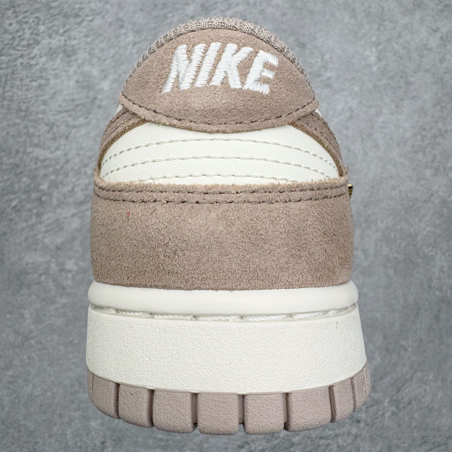 图片[8]-＃CS纯原 NK Dunk Low 淡粉白 IB4417-105 实力大厂出品 新配色陆续开发 利润个位数只为口碑 全套原纸板楦头开发 确保原汁原味 完美呈现DUNK版型 一比一鞋头弧度高度鞋身弧度 此版本只针对中端市场 皮料材质有所更替 其他数据细节工艺流程均保持一致 绝不口嗨 细节品控鞋型随意对比 独家私模官方第六代原厂航空铝磨具打磨大底 鞋头坡度极致还原 无解鞋型 原盒原配 圈内天花板工艺 原厂玻璃冲刀 超高清洁度 全鞋零毛边皮料切割 原厂中底布点胶 中底布拉帮走线遵循公司 尺码：36 36.5 37.5 38 38.5 39 40 40.5 41 42 42.5 43 44 44.5 45 46-选品中心