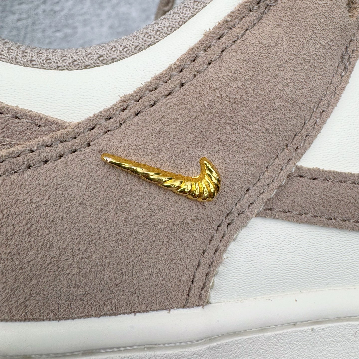 图片[17]-＃CS纯原 NK Dunk Low 淡粉白 IB4417-105 实力大厂出品 新配色陆续开发 利润个位数只为口碑 全套原纸板楦头开发 确保原汁原味 完美呈现DUNK版型 一比一鞋头弧度高度鞋身弧度 此版本只针对中端市场 皮料材质有所更替 其他数据细节工艺流程均保持一致 绝不口嗨 细节品控鞋型随意对比 独家私模官方第六代原厂航空铝磨具打磨大底 鞋头坡度极致还原 无解鞋型 原盒原配 圈内天花板工艺 原厂玻璃冲刀 超高清洁度 全鞋零毛边皮料切割 原厂中底布点胶 中底布拉帮走线遵循公司 尺码：36 36.5 37.5 38 38.5 39 40 40.5 41 42 42.5 43 44 44.5 45 46-选品中心