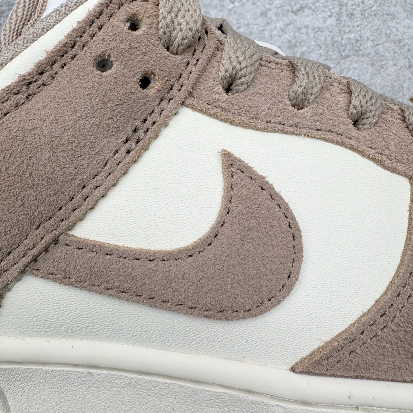 图片[18]-＃CS纯原 NK Dunk Low 淡粉白 IB4417-105 实力大厂出品 新配色陆续开发 利润个位数只为口碑 全套原纸板楦头开发 确保原汁原味 完美呈现DUNK版型 一比一鞋头弧度高度鞋身弧度 此版本只针对中端市场 皮料材质有所更替 其他数据细节工艺流程均保持一致 绝不口嗨 细节品控鞋型随意对比 独家私模官方第六代原厂航空铝磨具打磨大底 鞋头坡度极致还原 无解鞋型 原盒原配 圈内天花板工艺 原厂玻璃冲刀 超高清洁度 全鞋零毛边皮料切割 原厂中底布点胶 中底布拉帮走线遵循公司 尺码：36 36.5 37.5 38 38.5 39 40 40.5 41 42 42.5 43 44 44.5 45 46-选品中心