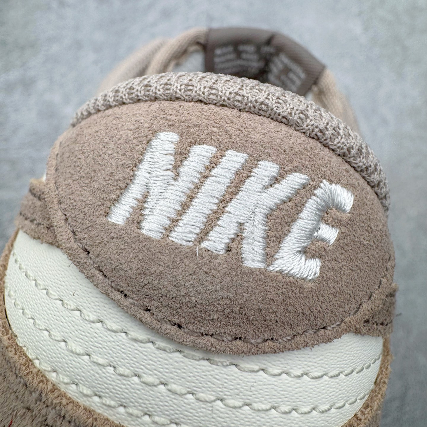 图片[16]-＃CS纯原 NK Dunk Low 淡粉白 IB4417-105 实力大厂出品 新配色陆续开发 利润个位数只为口碑 全套原纸板楦头开发 确保原汁原味 完美呈现DUNK版型 一比一鞋头弧度高度鞋身弧度 此版本只针对中端市场 皮料材质有所更替 其他数据细节工艺流程均保持一致 绝不口嗨 细节品控鞋型随意对比 独家私模官方第六代原厂航空铝磨具打磨大底 鞋头坡度极致还原 无解鞋型 原盒原配 圈内天花板工艺 原厂玻璃冲刀 超高清洁度 全鞋零毛边皮料切割 原厂中底布点胶 中底布拉帮走线遵循公司 尺码：36 36.5 37.5 38 38.5 39 40 40.5 41 42 42.5 43 44 44.5 45 46-选品中心