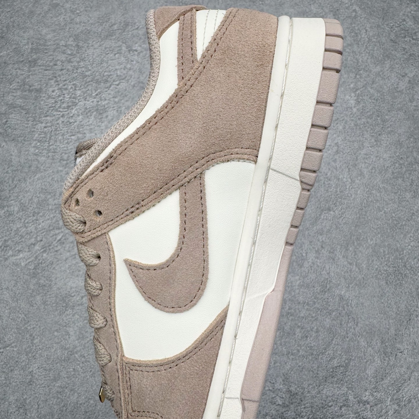 图片[7]-＃CS纯原 NK Dunk Low 淡粉白 IB4417-105 实力大厂出品 新配色陆续开发 利润个位数只为口碑 全套原纸板楦头开发 确保原汁原味 完美呈现DUNK版型 一比一鞋头弧度高度鞋身弧度 此版本只针对中端市场 皮料材质有所更替 其他数据细节工艺流程均保持一致 绝不口嗨 细节品控鞋型随意对比 独家私模官方第六代原厂航空铝磨具打磨大底 鞋头坡度极致还原 无解鞋型 原盒原配 圈内天花板工艺 原厂玻璃冲刀 超高清洁度 全鞋零毛边皮料切割 原厂中底布点胶 中底布拉帮走线遵循公司 尺码：36 36.5 37.5 38 38.5 39 40 40.5 41 42 42.5 43 44 44.5 45 46-选品中心