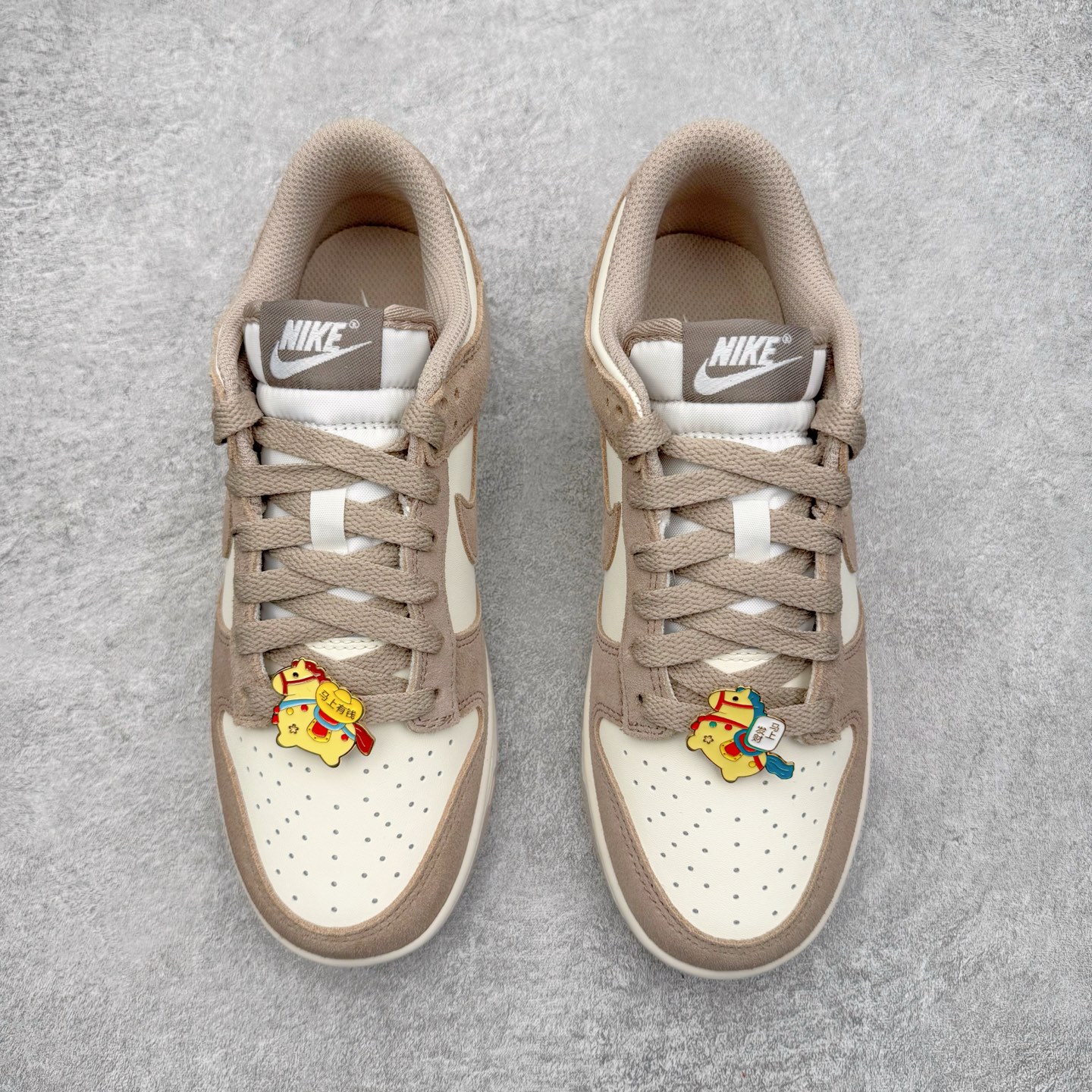 图片[2]-＃CS纯原 NK Dunk Low 淡粉白 IB4417-105 实力大厂出品 新配色陆续开发 利润个位数只为口碑 全套原纸板楦头开发 确保原汁原味 完美呈现DUNK版型 一比一鞋头弧度高度鞋身弧度 此版本只针对中端市场 皮料材质有所更替 其他数据细节工艺流程均保持一致 绝不口嗨 细节品控鞋型随意对比 独家私模官方第六代原厂航空铝磨具打磨大底 鞋头坡度极致还原 无解鞋型 原盒原配 圈内天花板工艺 原厂玻璃冲刀 超高清洁度 全鞋零毛边皮料切割 原厂中底布点胶 中底布拉帮走线遵循公司 尺码：36 36.5 37.5 38 38.5 39 40 40.5 41 42 42.5 43 44 44.5 45 46-选品中心