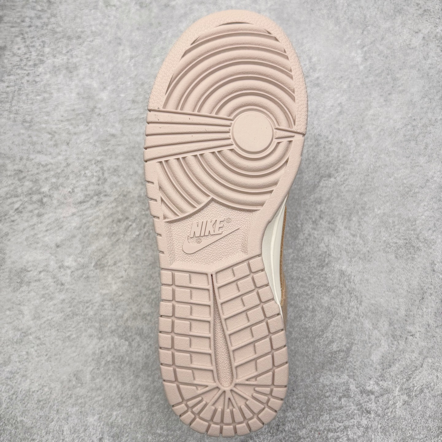 图片[9]-＃CS纯原 NK Dunk Low 淡粉白 IB4417-105 实力大厂出品 新配色陆续开发 利润个位数只为口碑 全套原纸板楦头开发 确保原汁原味 完美呈现DUNK版型 一比一鞋头弧度高度鞋身弧度 此版本只针对中端市场 皮料材质有所更替 其他数据细节工艺流程均保持一致 绝不口嗨 细节品控鞋型随意对比 独家私模官方第六代原厂航空铝磨具打磨大底 鞋头坡度极致还原 无解鞋型 原盒原配 圈内天花板工艺 原厂玻璃冲刀 超高清洁度 全鞋零毛边皮料切割 原厂中底布点胶 中底布拉帮走线遵循公司 尺码：36 36.5 37.5 38 38.5 39 40 40.5 41 42 42.5 43 44 44.5 45 46-选品中心