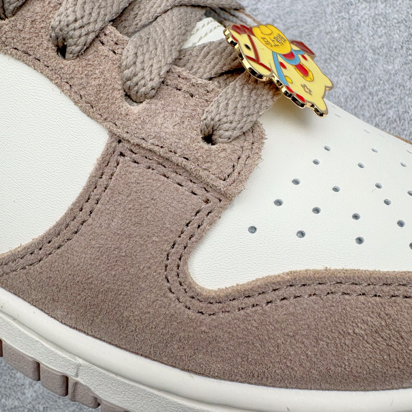 图片[19]-＃CS纯原 NK Dunk Low 淡粉白 IB4417-105 实力大厂出品 新配色陆续开发 利润个位数只为口碑 全套原纸板楦头开发 确保原汁原味 完美呈现DUNK版型 一比一鞋头弧度高度鞋身弧度 此版本只针对中端市场 皮料材质有所更替 其他数据细节工艺流程均保持一致 绝不口嗨 细节品控鞋型随意对比 独家私模官方第六代原厂航空铝磨具打磨大底 鞋头坡度极致还原 无解鞋型 原盒原配 圈内天花板工艺 原厂玻璃冲刀 超高清洁度 全鞋零毛边皮料切割 原厂中底布点胶 中底布拉帮走线遵循公司 尺码：36 36.5 37.5 38 38.5 39 40 40.5 41 42 42.5 43 44 44.5 45 46-选品中心