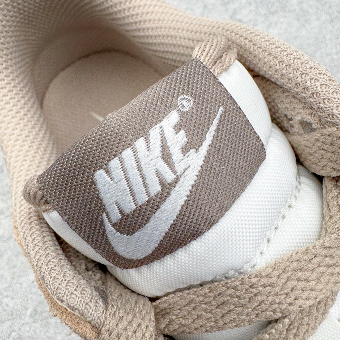 图片[13]-＃CS纯原 NK Dunk Low 淡粉白 IB4417-105 实力大厂出品 新配色陆续开发 利润个位数只为口碑 全套原纸板楦头开发 确保原汁原味 完美呈现DUNK版型 一比一鞋头弧度高度鞋身弧度 此版本只针对中端市场 皮料材质有所更替 其他数据细节工艺流程均保持一致 绝不口嗨 细节品控鞋型随意对比 独家私模官方第六代原厂航空铝磨具打磨大底 鞋头坡度极致还原 无解鞋型 原盒原配 圈内天花板工艺 原厂玻璃冲刀 超高清洁度 全鞋零毛边皮料切割 原厂中底布点胶 中底布拉帮走线遵循公司 尺码：36 36.5 37.5 38 38.5 39 40 40.5 41 42 42.5 43 44 44.5 45 46-选品中心