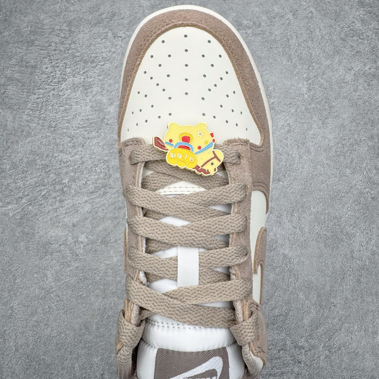 图片[4]-＃CS纯原 NK Dunk Low 淡粉白 IB4417-105 实力大厂出品 新配色陆续开发 利润个位数只为口碑 全套原纸板楦头开发 确保原汁原味 完美呈现DUNK版型 一比一鞋头弧度高度鞋身弧度 此版本只针对中端市场 皮料材质有所更替 其他数据细节工艺流程均保持一致 绝不口嗨 细节品控鞋型随意对比 独家私模官方第六代原厂航空铝磨具打磨大底 鞋头坡度极致还原 无解鞋型 原盒原配 圈内天花板工艺 原厂玻璃冲刀 超高清洁度 全鞋零毛边皮料切割 原厂中底布点胶 中底布拉帮走线遵循公司 尺码：36 36.5 37.5 38 38.5 39 40 40.5 41 42 42.5 43 44 44.5 45 46-选品中心