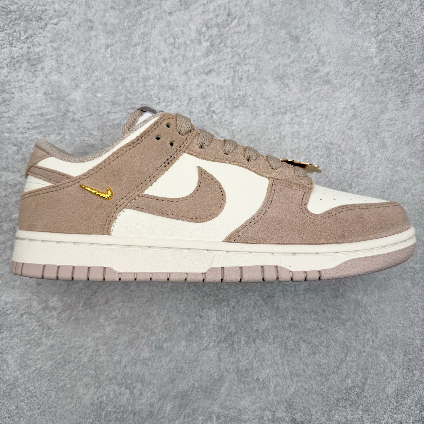 ＃CS纯原 NK Dunk Low 淡粉白 IB4417-105 实力大厂出品 新配色陆续开发 利润个位数只为口碑 全套原纸板楦头开发 确保原汁原味 完美呈现DUNK版型 一比一鞋头弧度高度鞋身弧度 此版本只针对中端市场 皮料材质有所更替 其他数据细节工艺流程均保持一致 绝不口嗨 细节品控鞋型随意对比 独家私模官方第六代原厂航空铝磨具打磨大底 鞋头坡度极致还原 无解鞋型 原盒原配 圈内天花板工艺 原厂玻璃冲刀 超高清洁度 全鞋零毛边皮料切割 原厂中底布点胶 中底布拉帮走线遵循公司 尺码：36 36.5 37.5 38 38.5 39 40 40.5 41 42 42.5 43 44 44.5 45 46-选品中心