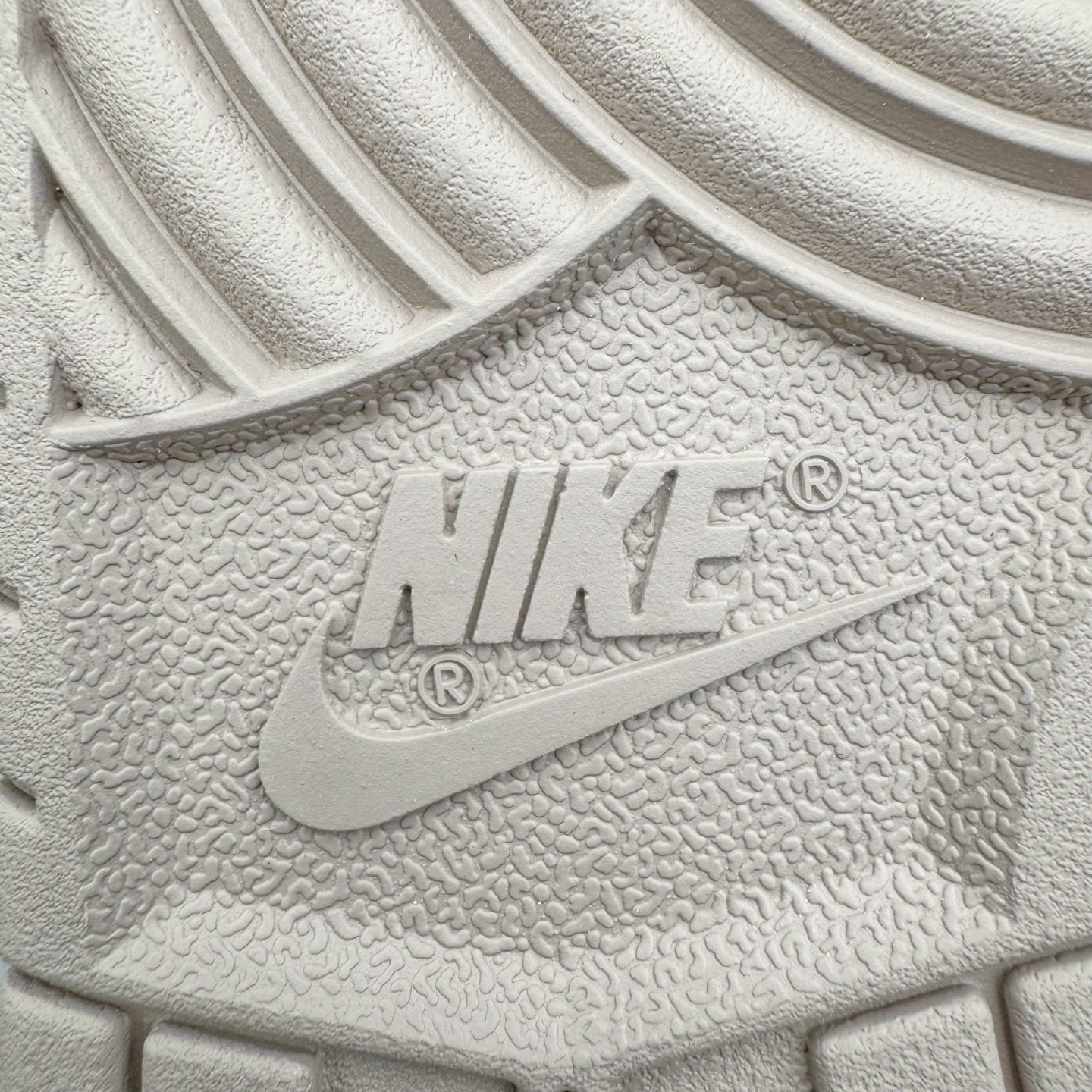 图片[20]-＃CS纯原 NK Dunk Low 淡粉白 IB4417-105 实力大厂出品 新配色陆续开发 利润个位数只为口碑 全套原纸板楦头开发 确保原汁原味 完美呈现DUNK版型 一比一鞋头弧度高度鞋身弧度 此版本只针对中端市场 皮料材质有所更替 其他数据细节工艺流程均保持一致 绝不口嗨 细节品控鞋型随意对比 独家私模官方第六代原厂航空铝磨具打磨大底 鞋头坡度极致还原 无解鞋型 原盒原配 圈内天花板工艺 原厂玻璃冲刀 超高清洁度 全鞋零毛边皮料切割 原厂中底布点胶 中底布拉帮走线遵循公司 尺码：36 36.5 37.5 38 38.5 39 40 40.5 41 42 42.5 43 44 44.5 45 46-选品中心