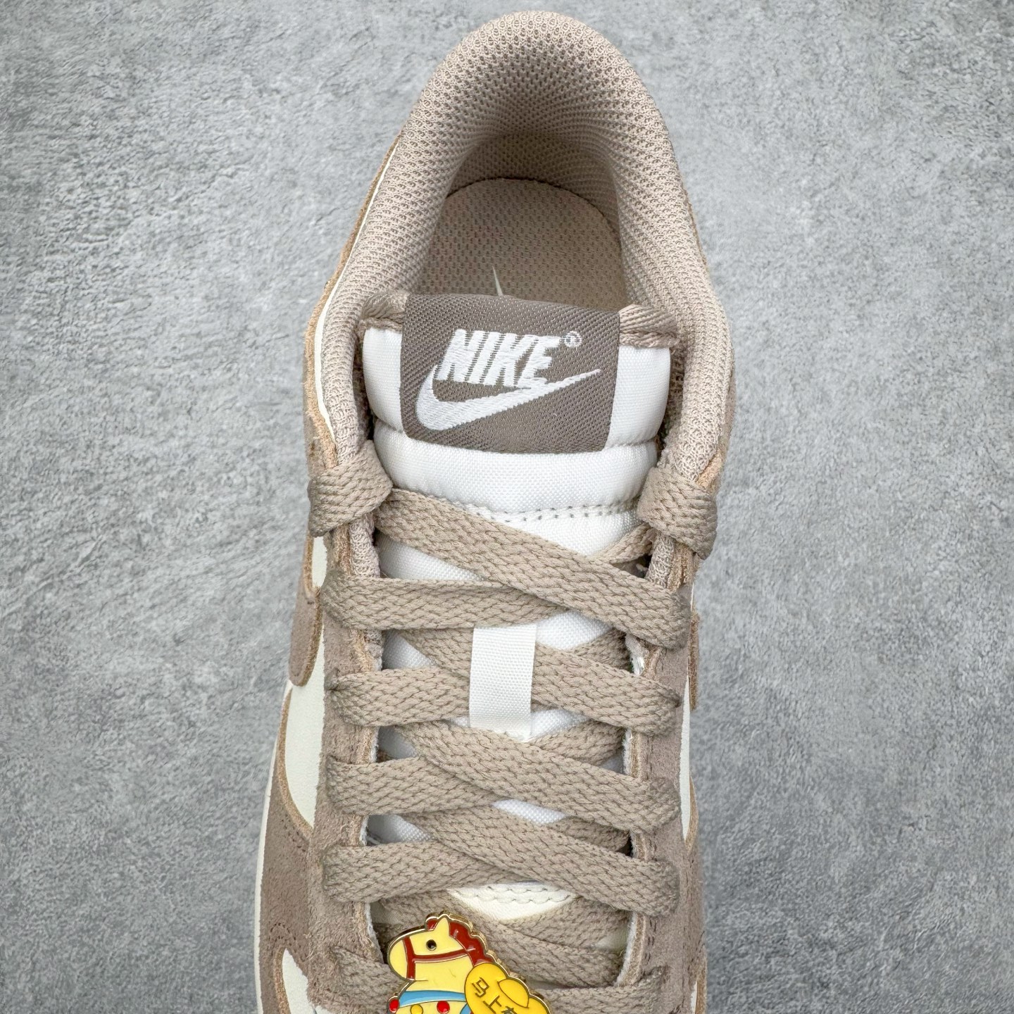 图片[5]-＃CS纯原 NK Dunk Low 淡粉白 IB4417-105 实力大厂出品 新配色陆续开发 利润个位数只为口碑 全套原纸板楦头开发 确保原汁原味 完美呈现DUNK版型 一比一鞋头弧度高度鞋身弧度 此版本只针对中端市场 皮料材质有所更替 其他数据细节工艺流程均保持一致 绝不口嗨 细节品控鞋型随意对比 独家私模官方第六代原厂航空铝磨具打磨大底 鞋头坡度极致还原 无解鞋型 原盒原配 圈内天花板工艺 原厂玻璃冲刀 超高清洁度 全鞋零毛边皮料切割 原厂中底布点胶 中底布拉帮走线遵循公司 尺码：36 36.5 37.5 38 38.5 39 40 40.5 41 42 42.5 43 44 44.5 45 46-选品中心