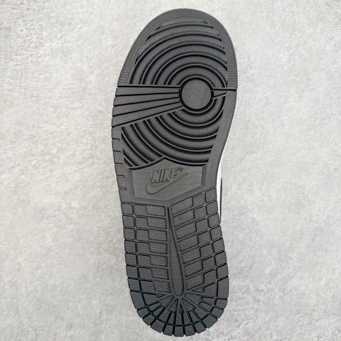 图片[9]-＃PK纯原 Union LA x Fragment Design x Air Jordan AJ1 Retro High NRG 藤原浩三方联名四色拼接灰 闪电黑白 II7282-100 圈内最强系列 高端零售特供批次 产品品控稳定性领先行业 各方面均可对飙L版 良心定价不杀猪 SZ原厂全套原楦原纸板冲刀磨具开发 原厂皮料加持 原厂港宝加持定型后跟R度完美 同源原厂电绣 飞翼针数密度立体效果一致 百分百一致原鞋 原厂拉帮工艺 针距密度一致 后跟弧度收口自然不对折 极致一眼正品既视感 进口玻璃冲刀皮料裁剪零毛边 全鞋电脑针车工艺 品控清洁度最高QC检验标准 免检产品 原厂订购鞋盒、鞋标、防尘纸、鞋撑、鞋带 追求极致的原厂味道 尺码：36 36.5 37.5 38 38.5 39 40 40.5 41 42 42.5 43 44 44.5 45 46 47.5-选品中心