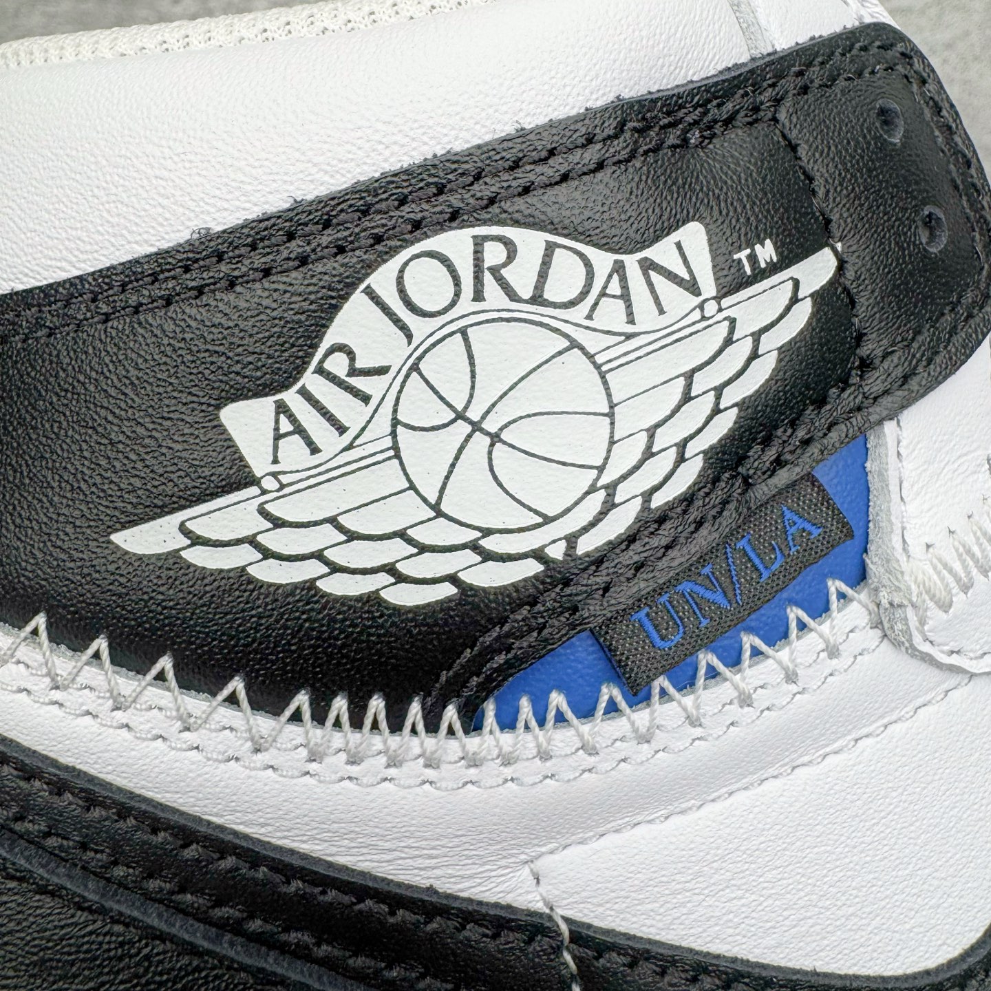 图片[17]-＃PK纯原 Union LA x Fragment Design x Air Jordan AJ1 Retro High NRG 藤原浩三方联名四色拼接灰 闪电黑白 II7282-100 圈内最强系列 高端零售特供批次 产品品控稳定性领先行业 各方面均可对飙L版 良心定价不杀猪 SZ原厂全套原楦原纸板冲刀磨具开发 原厂皮料加持 原厂港宝加持定型后跟R度完美 同源原厂电绣 飞翼针数密度立体效果一致 百分百一致原鞋 原厂拉帮工艺 针距密度一致 后跟弧度收口自然不对折 极致一眼正品既视感 进口玻璃冲刀皮料裁剪零毛边 全鞋电脑针车工艺 品控清洁度最高QC检验标准 免检产品 原厂订购鞋盒、鞋标、防尘纸、鞋撑、鞋带 追求极致的原厂味道 尺码：36 36.5 37.5 38 38.5 39 40 40.5 41 42 42.5 43 44 44.5 45 46 47.5-选品中心