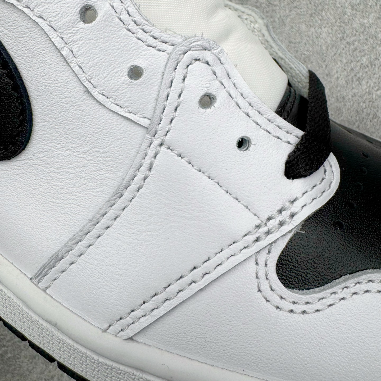 图片[19]-＃PK纯原 Union LA x Fragment Design x Air Jordan AJ1 Retro High NRG 藤原浩三方联名四色拼接灰 闪电黑白 II7282-100 圈内最强系列 高端零售特供批次 产品品控稳定性领先行业 各方面均可对飙L版 良心定价不杀猪 SZ原厂全套原楦原纸板冲刀磨具开发 原厂皮料加持 原厂港宝加持定型后跟R度完美 同源原厂电绣 飞翼针数密度立体效果一致 百分百一致原鞋 原厂拉帮工艺 针距密度一致 后跟弧度收口自然不对折 极致一眼正品既视感 进口玻璃冲刀皮料裁剪零毛边 全鞋电脑针车工艺 品控清洁度最高QC检验标准 免检产品 原厂订购鞋盒、鞋标、防尘纸、鞋撑、鞋带 追求极致的原厂味道 尺码：36 36.5 37.5 38 38.5 39 40 40.5 41 42 42.5 43 44 44.5 45 46 47.5-选品中心