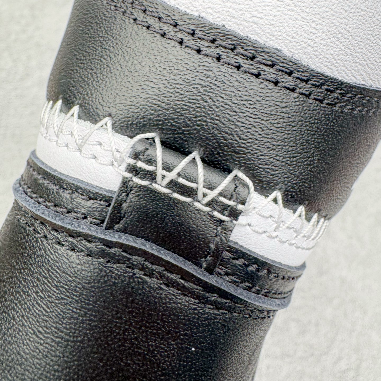 图片[15]-＃PK纯原 Union LA x Fragment Design x Air Jordan AJ1 Retro High NRG 藤原浩三方联名四色拼接灰 闪电黑白 II7282-100 圈内最强系列 高端零售特供批次 产品品控稳定性领先行业 各方面均可对飙L版 良心定价不杀猪 SZ原厂全套原楦原纸板冲刀磨具开发 原厂皮料加持 原厂港宝加持定型后跟R度完美 同源原厂电绣 飞翼针数密度立体效果一致 百分百一致原鞋 原厂拉帮工艺 针距密度一致 后跟弧度收口自然不对折 极致一眼正品既视感 进口玻璃冲刀皮料裁剪零毛边 全鞋电脑针车工艺 品控清洁度最高QC检验标准 免检产品 原厂订购鞋盒、鞋标、防尘纸、鞋撑、鞋带 追求极致的原厂味道 尺码：36 36.5 37.5 38 38.5 39 40 40.5 41 42 42.5 43 44 44.5 45 46 47.5-选品中心