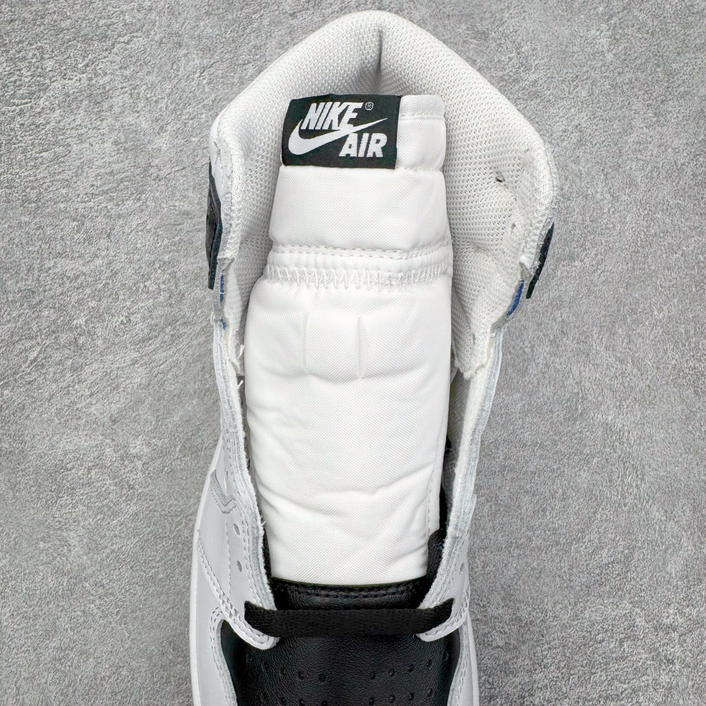 图片[5]-＃PK纯原 Union LA x Fragment Design x Air Jordan AJ1 Retro High NRG 藤原浩三方联名四色拼接灰 闪电黑白 II7282-100 圈内最强系列 高端零售特供批次 产品品控稳定性领先行业 各方面均可对飙L版 良心定价不杀猪 SZ原厂全套原楦原纸板冲刀磨具开发 原厂皮料加持 原厂港宝加持定型后跟R度完美 同源原厂电绣 飞翼针数密度立体效果一致 百分百一致原鞋 原厂拉帮工艺 针距密度一致 后跟弧度收口自然不对折 极致一眼正品既视感 进口玻璃冲刀皮料裁剪零毛边 全鞋电脑针车工艺 品控清洁度最高QC检验标准 免检产品 原厂订购鞋盒、鞋标、防尘纸、鞋撑、鞋带 追求极致的原厂味道 尺码：36 36.5 37.5 38 38.5 39 40 40.5 41 42 42.5 43 44 44.5 45 46 47.5-选品中心