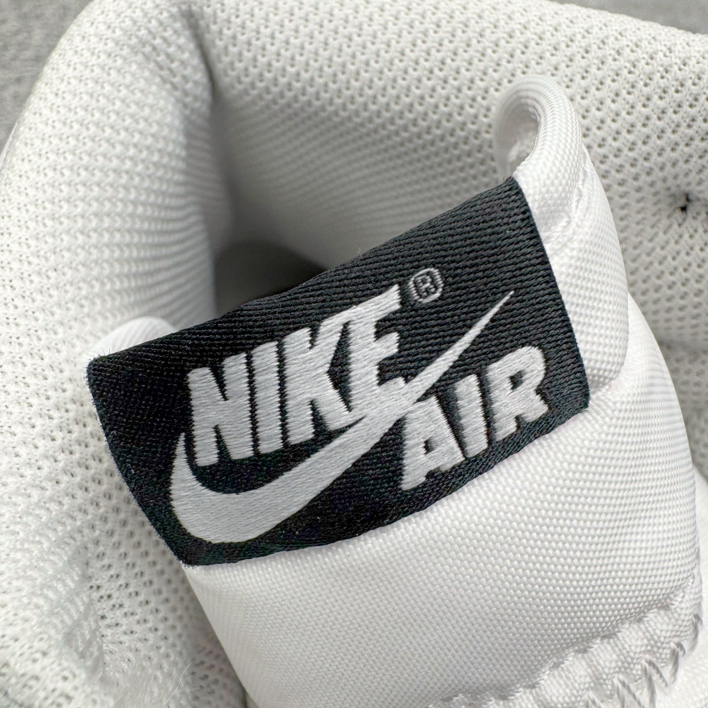 图片[12]-＃PK纯原 Union LA x Fragment Design x Air Jordan AJ1 Retro High NRG 藤原浩三方联名四色拼接灰 闪电黑白 II7282-100 圈内最强系列 高端零售特供批次 产品品控稳定性领先行业 各方面均可对飙L版 良心定价不杀猪 SZ原厂全套原楦原纸板冲刀磨具开发 原厂皮料加持 原厂港宝加持定型后跟R度完美 同源原厂电绣 飞翼针数密度立体效果一致 百分百一致原鞋 原厂拉帮工艺 针距密度一致 后跟弧度收口自然不对折 极致一眼正品既视感 进口玻璃冲刀皮料裁剪零毛边 全鞋电脑针车工艺 品控清洁度最高QC检验标准 免检产品 原厂订购鞋盒、鞋标、防尘纸、鞋撑、鞋带 追求极致的原厂味道 尺码：36 36.5 37.5 38 38.5 39 40 40.5 41 42 42.5 43 44 44.5 45 46 47.5-选品中心