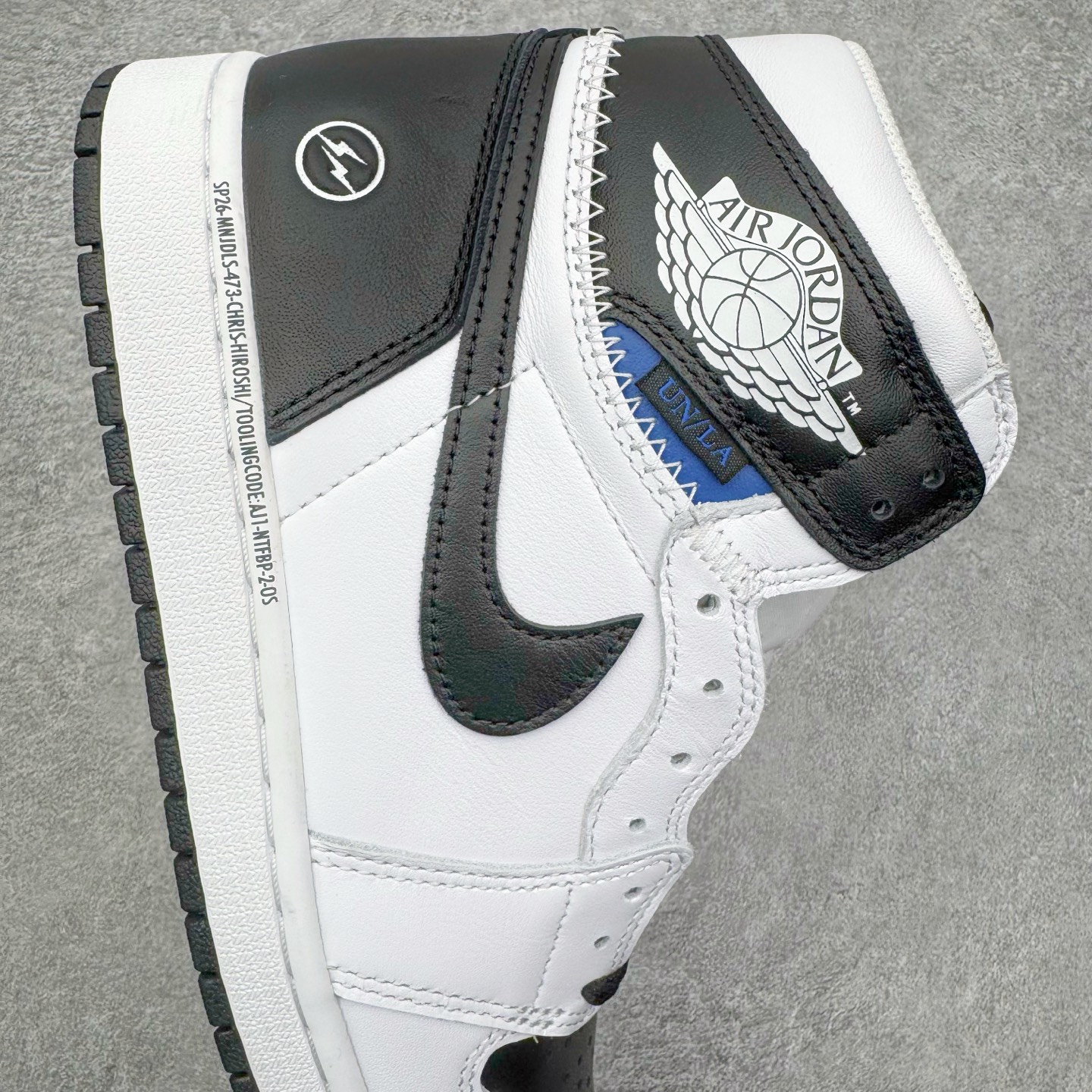 图片[6]-＃PK纯原 Union LA x Fragment Design x Air Jordan AJ1 Retro High NRG 藤原浩三方联名四色拼接灰 闪电黑白 II7282-100 圈内最强系列 高端零售特供批次 产品品控稳定性领先行业 各方面均可对飙L版 良心定价不杀猪 SZ原厂全套原楦原纸板冲刀磨具开发 原厂皮料加持 原厂港宝加持定型后跟R度完美 同源原厂电绣 飞翼针数密度立体效果一致 百分百一致原鞋 原厂拉帮工艺 针距密度一致 后跟弧度收口自然不对折 极致一眼正品既视感 进口玻璃冲刀皮料裁剪零毛边 全鞋电脑针车工艺 品控清洁度最高QC检验标准 免检产品 原厂订购鞋盒、鞋标、防尘纸、鞋撑、鞋带 追求极致的原厂味道 尺码：36 36.5 37.5 38 38.5 39 40 40.5 41 42 42.5 43 44 44.5 45 46 47.5-选品中心