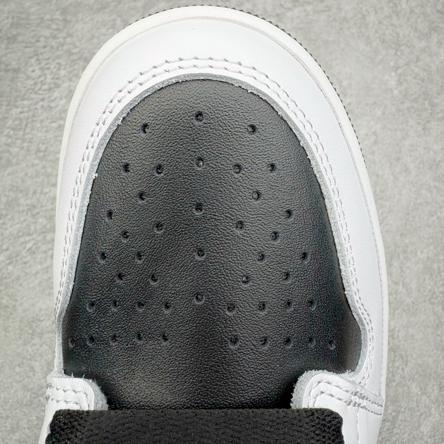 图片[14]-＃PK纯原 Union LA x Fragment Design x Air Jordan AJ1 Retro High NRG 藤原浩三方联名四色拼接灰 闪电黑白 II7282-100 圈内最强系列 高端零售特供批次 产品品控稳定性领先行业 各方面均可对飙L版 良心定价不杀猪 SZ原厂全套原楦原纸板冲刀磨具开发 原厂皮料加持 原厂港宝加持定型后跟R度完美 同源原厂电绣 飞翼针数密度立体效果一致 百分百一致原鞋 原厂拉帮工艺 针距密度一致 后跟弧度收口自然不对折 极致一眼正品既视感 进口玻璃冲刀皮料裁剪零毛边 全鞋电脑针车工艺 品控清洁度最高QC检验标准 免检产品 原厂订购鞋盒、鞋标、防尘纸、鞋撑、鞋带 追求极致的原厂味道 尺码：36 36.5 37.5 38 38.5 39 40 40.5 41 42 42.5 43 44 44.5 45 46 47.5-选品中心