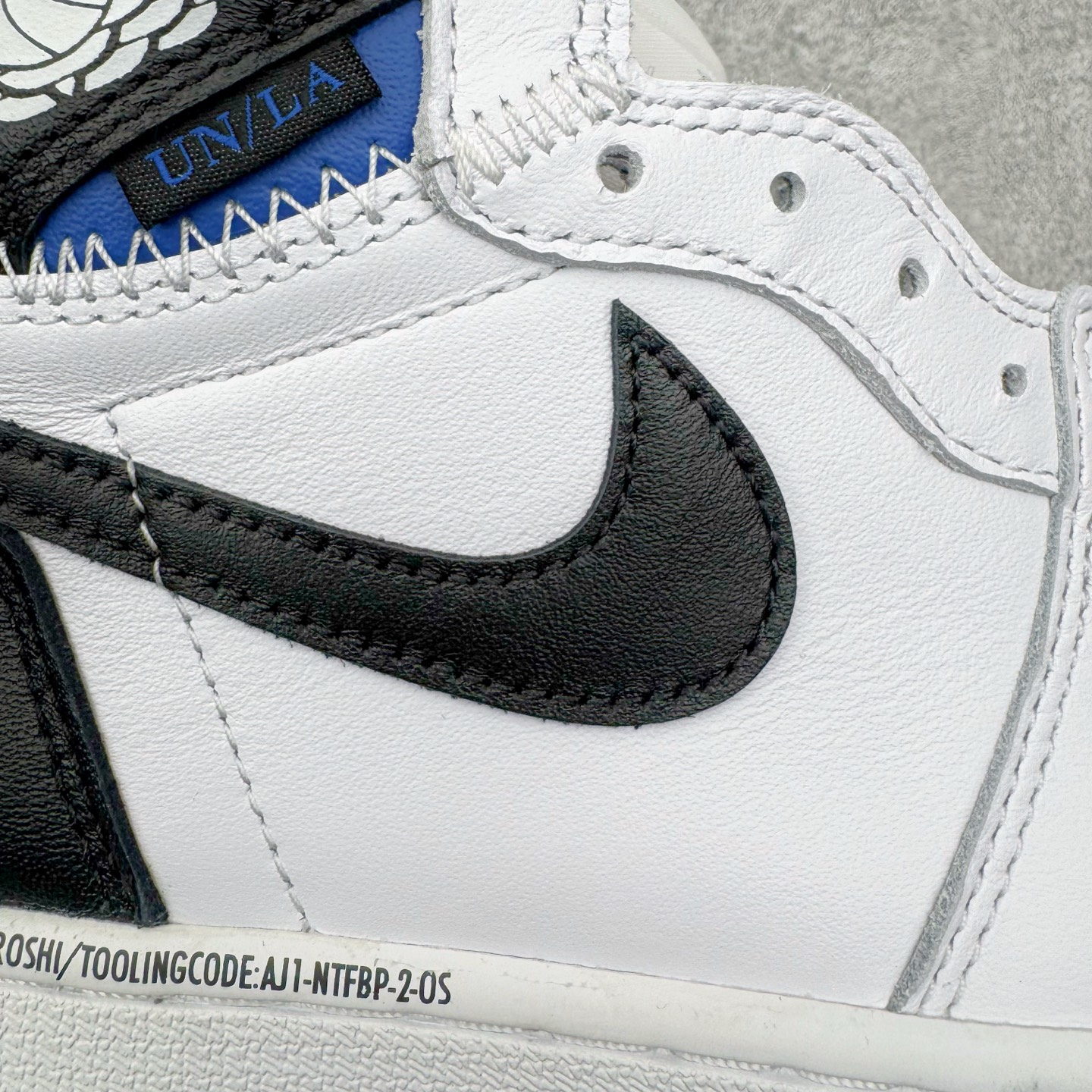 图片[18]-＃PK纯原 Union LA x Fragment Design x Air Jordan AJ1 Retro High NRG 藤原浩三方联名四色拼接灰 闪电黑白 II7282-100 圈内最强系列 高端零售特供批次 产品品控稳定性领先行业 各方面均可对飙L版 良心定价不杀猪 SZ原厂全套原楦原纸板冲刀磨具开发 原厂皮料加持 原厂港宝加持定型后跟R度完美 同源原厂电绣 飞翼针数密度立体效果一致 百分百一致原鞋 原厂拉帮工艺 针距密度一致 后跟弧度收口自然不对折 极致一眼正品既视感 进口玻璃冲刀皮料裁剪零毛边 全鞋电脑针车工艺 品控清洁度最高QC检验标准 免检产品 原厂订购鞋盒、鞋标、防尘纸、鞋撑、鞋带 追求极致的原厂味道 尺码：36 36.5 37.5 38 38.5 39 40 40.5 41 42 42.5 43 44 44.5 45 46 47.5-选品中心