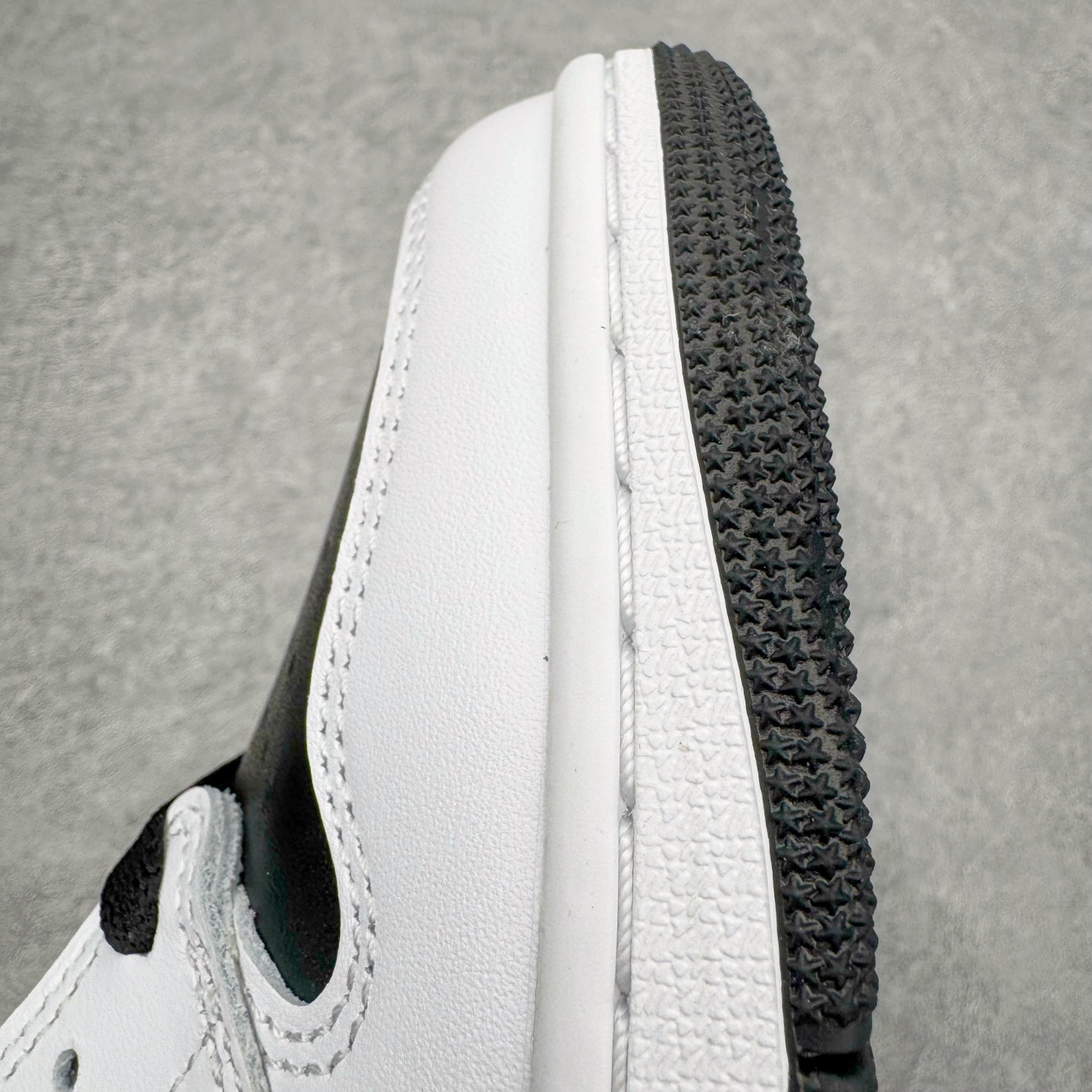 图片[13]-＃PK纯原 Union LA x Fragment Design x Air Jordan AJ1 Retro High NRG 藤原浩三方联名四色拼接灰 闪电黑白 II7282-100 圈内最强系列 高端零售特供批次 产品品控稳定性领先行业 各方面均可对飙L版 良心定价不杀猪 SZ原厂全套原楦原纸板冲刀磨具开发 原厂皮料加持 原厂港宝加持定型后跟R度完美 同源原厂电绣 飞翼针数密度立体效果一致 百分百一致原鞋 原厂拉帮工艺 针距密度一致 后跟弧度收口自然不对折 极致一眼正品既视感 进口玻璃冲刀皮料裁剪零毛边 全鞋电脑针车工艺 品控清洁度最高QC检验标准 免检产品 原厂订购鞋盒、鞋标、防尘纸、鞋撑、鞋带 追求极致的原厂味道 尺码：36 36.5 37.5 38 38.5 39 40 40.5 41 42 42.5 43 44 44.5 45 46 47.5-选品中心