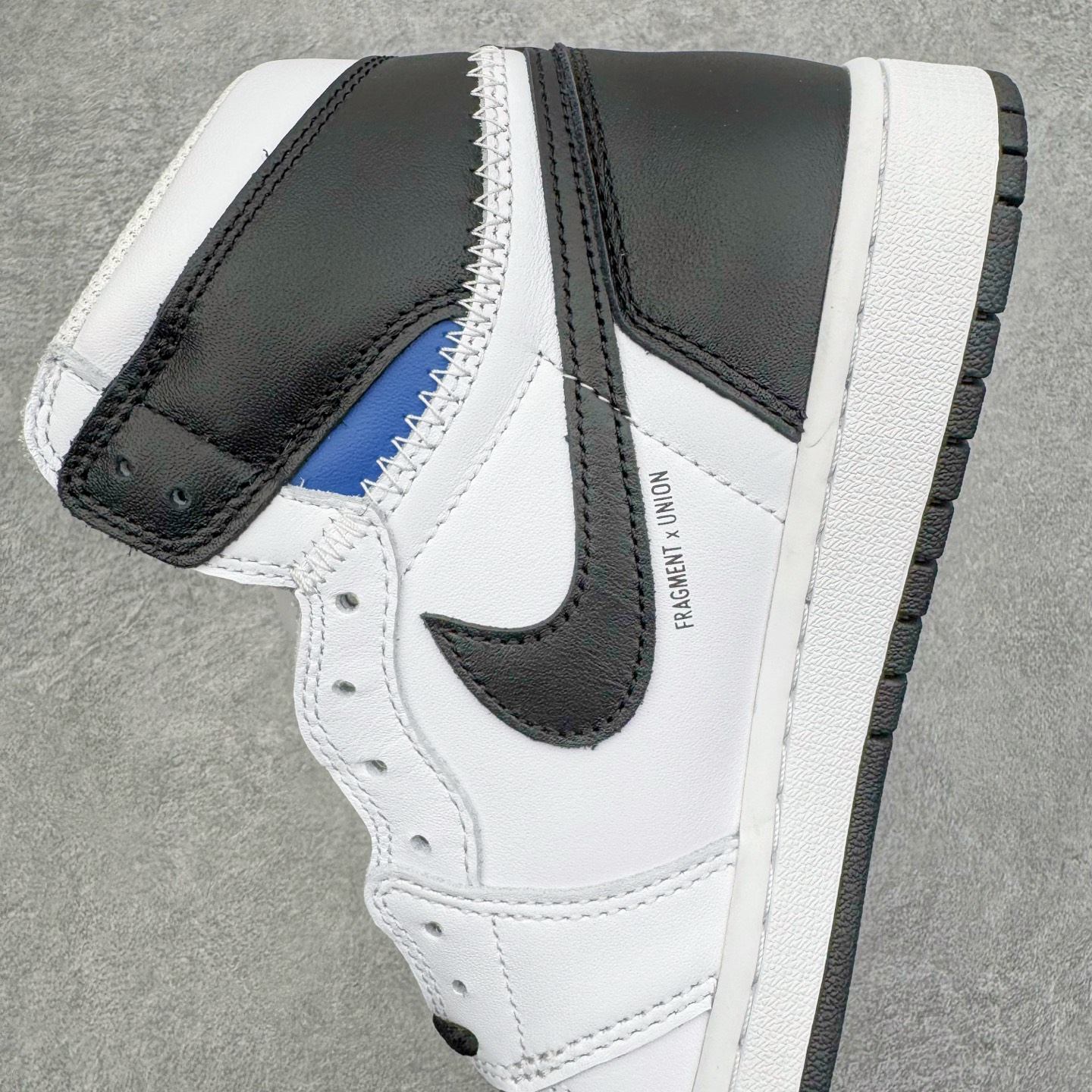 图片[7]-＃PK纯原 Union LA x Fragment Design x Air Jordan AJ1 Retro High NRG 藤原浩三方联名四色拼接灰 闪电黑白 II7282-100 圈内最强系列 高端零售特供批次 产品品控稳定性领先行业 各方面均可对飙L版 良心定价不杀猪 SZ原厂全套原楦原纸板冲刀磨具开发 原厂皮料加持 原厂港宝加持定型后跟R度完美 同源原厂电绣 飞翼针数密度立体效果一致 百分百一致原鞋 原厂拉帮工艺 针距密度一致 后跟弧度收口自然不对折 极致一眼正品既视感 进口玻璃冲刀皮料裁剪零毛边 全鞋电脑针车工艺 品控清洁度最高QC检验标准 免检产品 原厂订购鞋盒、鞋标、防尘纸、鞋撑、鞋带 追求极致的原厂味道 尺码：36 36.5 37.5 38 38.5 39 40 40.5 41 42 42.5 43 44 44.5 45 46 47.5-选品中心