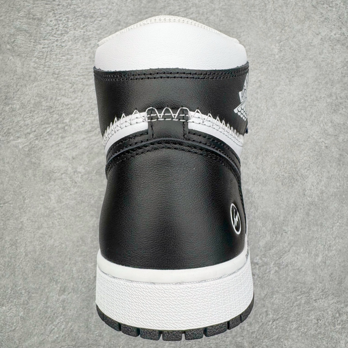 图片[8]-＃PK纯原 Union LA x Fragment Design x Air Jordan AJ1 Retro High NRG 藤原浩三方联名四色拼接灰 闪电黑白 II7282-100 圈内最强系列 高端零售特供批次 产品品控稳定性领先行业 各方面均可对飙L版 良心定价不杀猪 SZ原厂全套原楦原纸板冲刀磨具开发 原厂皮料加持 原厂港宝加持定型后跟R度完美 同源原厂电绣 飞翼针数密度立体效果一致 百分百一致原鞋 原厂拉帮工艺 针距密度一致 后跟弧度收口自然不对折 极致一眼正品既视感 进口玻璃冲刀皮料裁剪零毛边 全鞋电脑针车工艺 品控清洁度最高QC检验标准 免检产品 原厂订购鞋盒、鞋标、防尘纸、鞋撑、鞋带 追求极致的原厂味道 尺码：36 36.5 37.5 38 38.5 39 40 40.5 41 42 42.5 43 44 44.5 45 46 47.5-选品中心