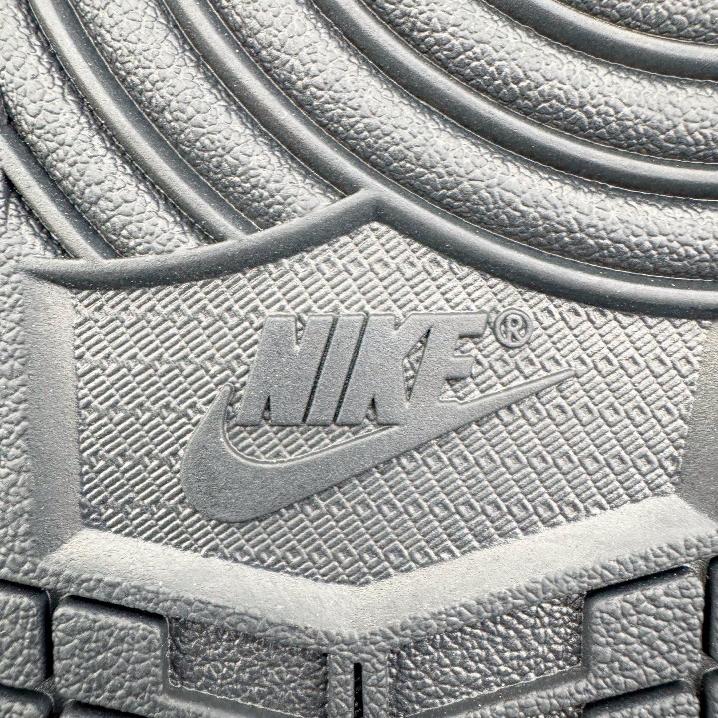 图片[20]-＃PK纯原 Union LA x Fragment Design x Air Jordan AJ1 Retro High NRG 藤原浩三方联名四色拼接灰 闪电黑白 II7282-100 圈内最强系列 高端零售特供批次 产品品控稳定性领先行业 各方面均可对飙L版 良心定价不杀猪 SZ原厂全套原楦原纸板冲刀磨具开发 原厂皮料加持 原厂港宝加持定型后跟R度完美 同源原厂电绣 飞翼针数密度立体效果一致 百分百一致原鞋 原厂拉帮工艺 针距密度一致 后跟弧度收口自然不对折 极致一眼正品既视感 进口玻璃冲刀皮料裁剪零毛边 全鞋电脑针车工艺 品控清洁度最高QC检验标准 免检产品 原厂订购鞋盒、鞋标、防尘纸、鞋撑、鞋带 追求极致的原厂味道 尺码：36 36.5 37.5 38 38.5 39 40 40.5 41 42 42.5 43 44 44.5 45 46 47.5-选品中心