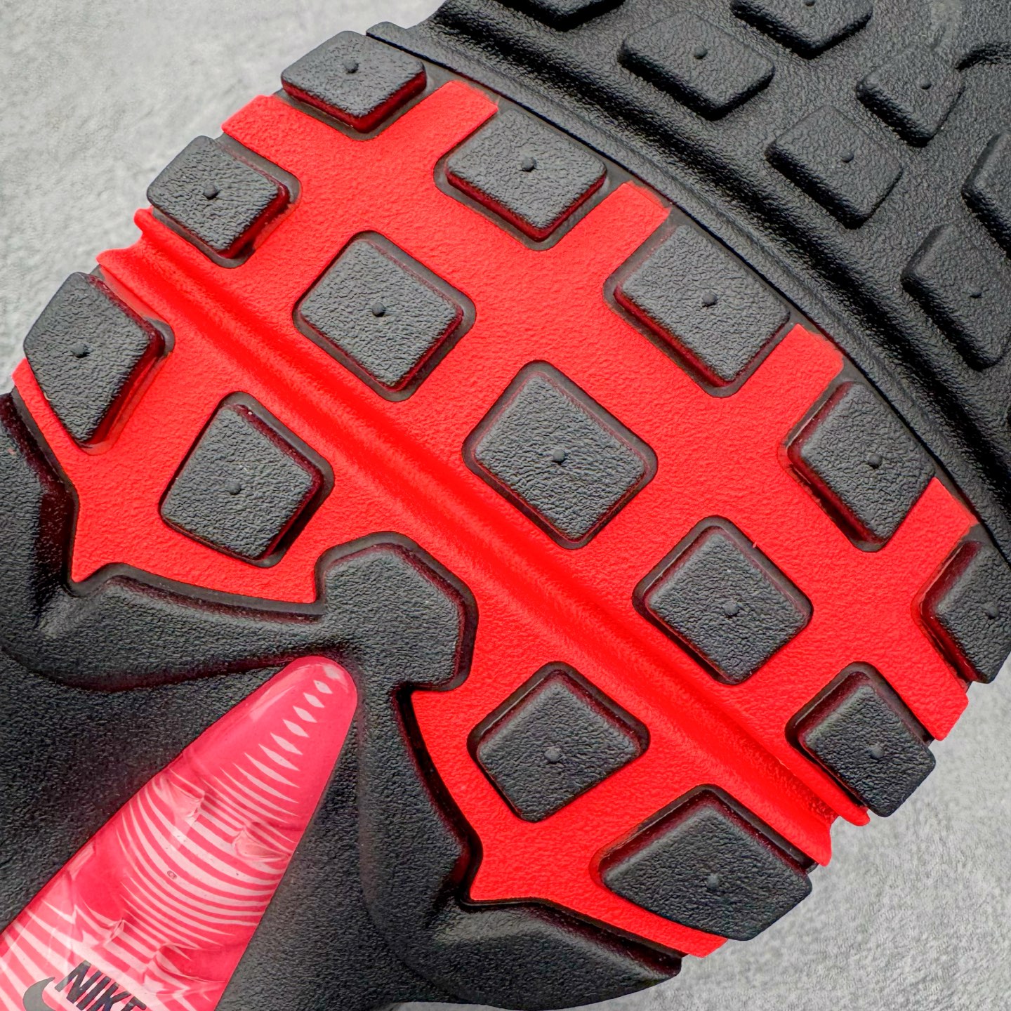 图片[18]-＃GX纯原 NK Air Max 95 复古减震气垫跑鞋 灰红 IM7410-001 经典重温 外单专供大厂出品 品质稳定 一百余色 终端操作 鞋款设计灵感源于人体构造 中底设计基于人体的脊柱构造 是整体设计的核心 尼龙孔眼代表了肋骨 而分层式面板和网眼象征着肌肉纤维和肉体组织 Air Max 95采用了两个独立的吹塑成型的Air-Sole单元 并首次在前掌使用可视化气垫设计 Swoosh logo夜当作一个 点符号放在了鞋子的后帮位置 20年的发展让 AIR MAX 95有了不同的故事 20年后再度面向世人的时候 焕然一新的面貌 让人有了另外一种清新脱俗的感觉 尺码：40 40.5 41 42 42.5 43 44 44.5 45 45.5 46 47.5 48.5-选品中心