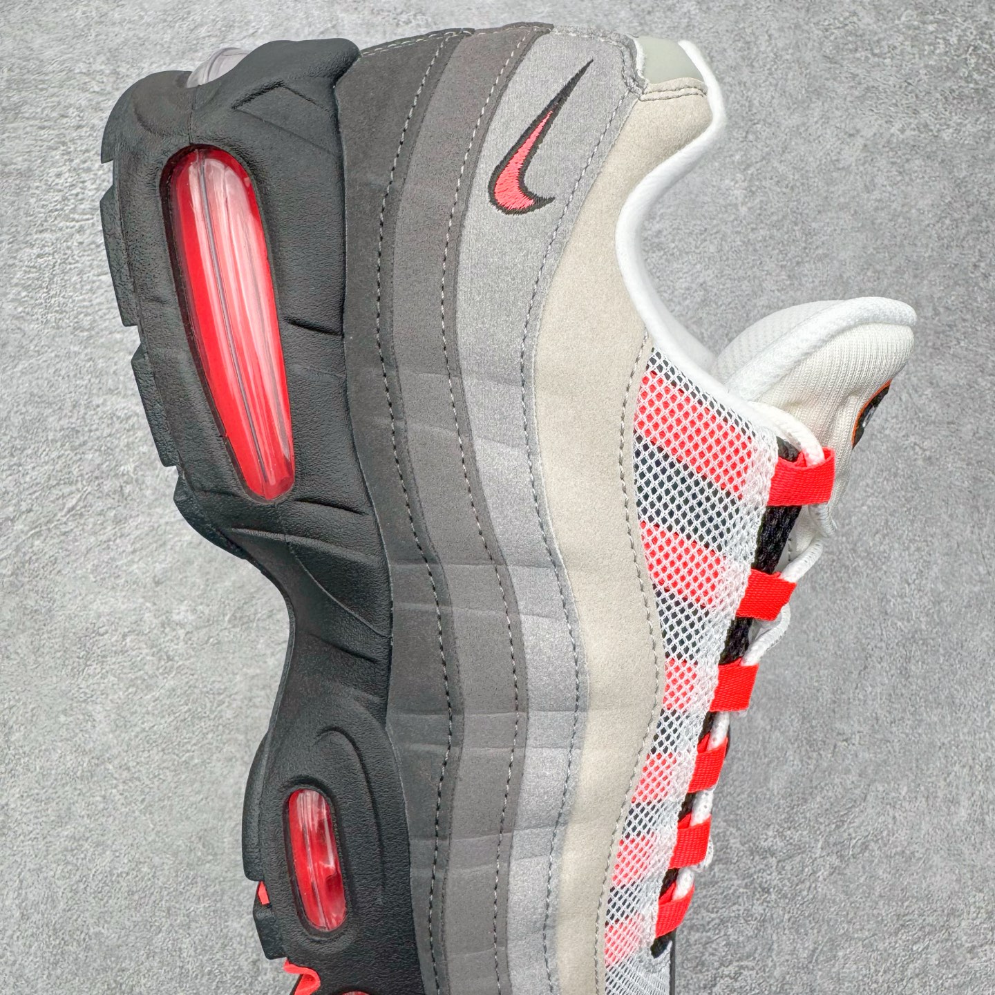 图片[6]-＃GX纯原 NK Air Max 95 复古减震气垫跑鞋 灰红 IM7410-001 经典重温 外单专供大厂出品 品质稳定 一百余色 终端操作 鞋款设计灵感源于人体构造 中底设计基于人体的脊柱构造 是整体设计的核心 尼龙孔眼代表了肋骨 而分层式面板和网眼象征着肌肉纤维和肉体组织 Air Max 95采用了两个独立的吹塑成型的Air-Sole单元 并首次在前掌使用可视化气垫设计 Swoosh logo夜当作一个 点符号放在了鞋子的后帮位置 20年的发展让 AIR MAX 95有了不同的故事 20年后再度面向世人的时候 焕然一新的面貌 让人有了另外一种清新脱俗的感觉 尺码：40 40.5 41 42 42.5 43 44 44.5 45 45.5 46 47.5 48.5-选品中心