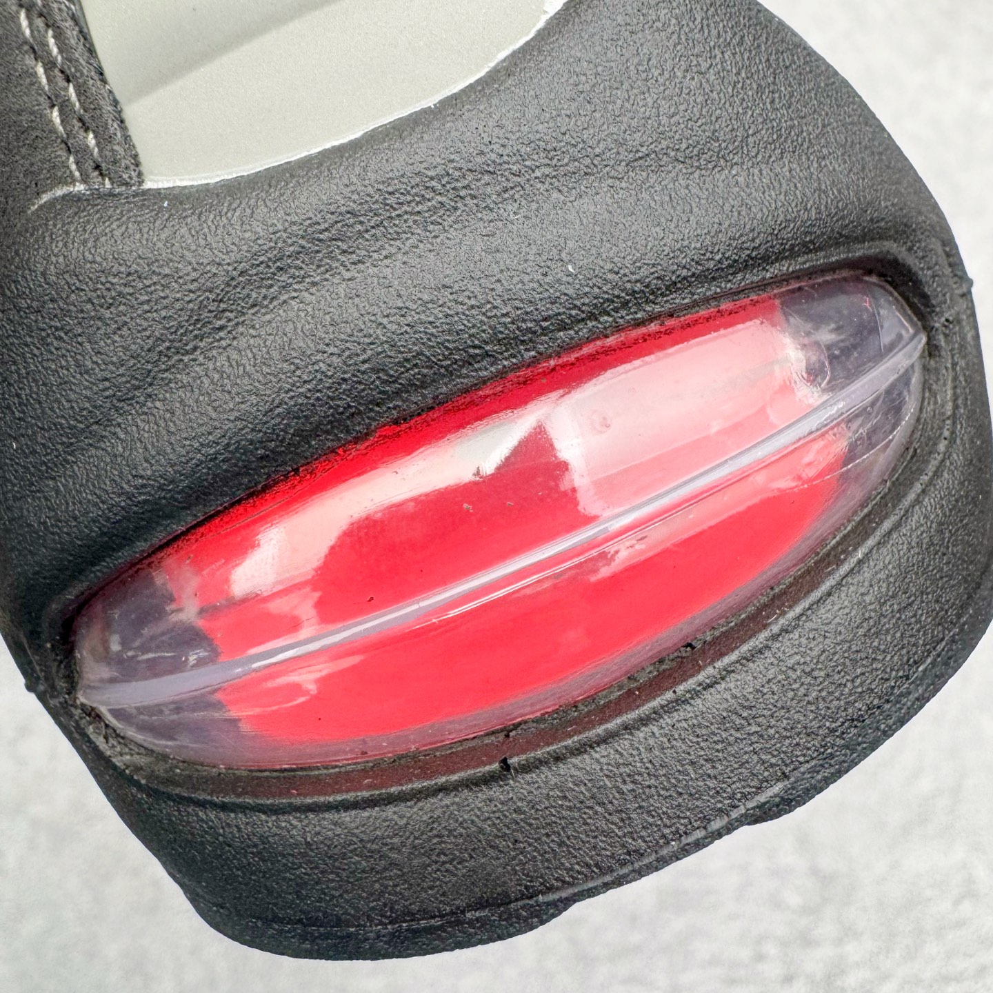 图片[10]-＃GX纯原 NK Air Max 95 复古减震气垫跑鞋 灰红 IM7410-001 经典重温 外单专供大厂出品 品质稳定 一百余色 终端操作 鞋款设计灵感源于人体构造 中底设计基于人体的脊柱构造 是整体设计的核心 尼龙孔眼代表了肋骨 而分层式面板和网眼象征着肌肉纤维和肉体组织 Air Max 95采用了两个独立的吹塑成型的Air-Sole单元 并首次在前掌使用可视化气垫设计 Swoosh logo夜当作一个 点符号放在了鞋子的后帮位置 20年的发展让 AIR MAX 95有了不同的故事 20年后再度面向世人的时候 焕然一新的面貌 让人有了另外一种清新脱俗的感觉 尺码：40 40.5 41 42 42.5 43 44 44.5 45 45.5 46 47.5 48.5-选品中心