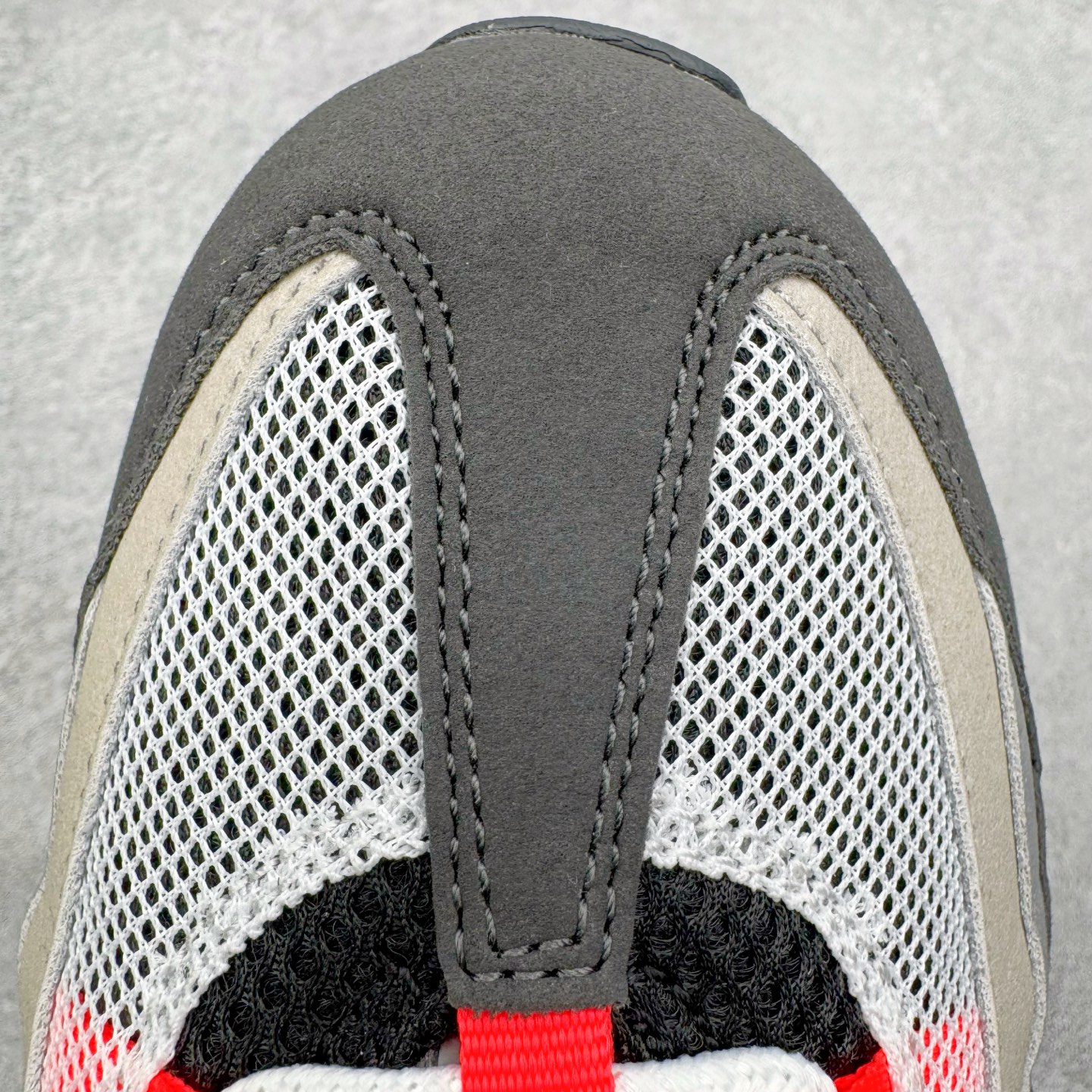 图片[14]-＃GX纯原 NK Air Max 95 复古减震气垫跑鞋 灰红 IM7410-001 经典重温 外单专供大厂出品 品质稳定 一百余色 终端操作 鞋款设计灵感源于人体构造 中底设计基于人体的脊柱构造 是整体设计的核心 尼龙孔眼代表了肋骨 而分层式面板和网眼象征着肌肉纤维和肉体组织 Air Max 95采用了两个独立的吹塑成型的Air-Sole单元 并首次在前掌使用可视化气垫设计 Swoosh logo夜当作一个 点符号放在了鞋子的后帮位置 20年的发展让 AIR MAX 95有了不同的故事 20年后再度面向世人的时候 焕然一新的面貌 让人有了另外一种清新脱俗的感觉 尺码：40 40.5 41 42 42.5 43 44 44.5 45 45.5 46 47.5 48.5-选品中心