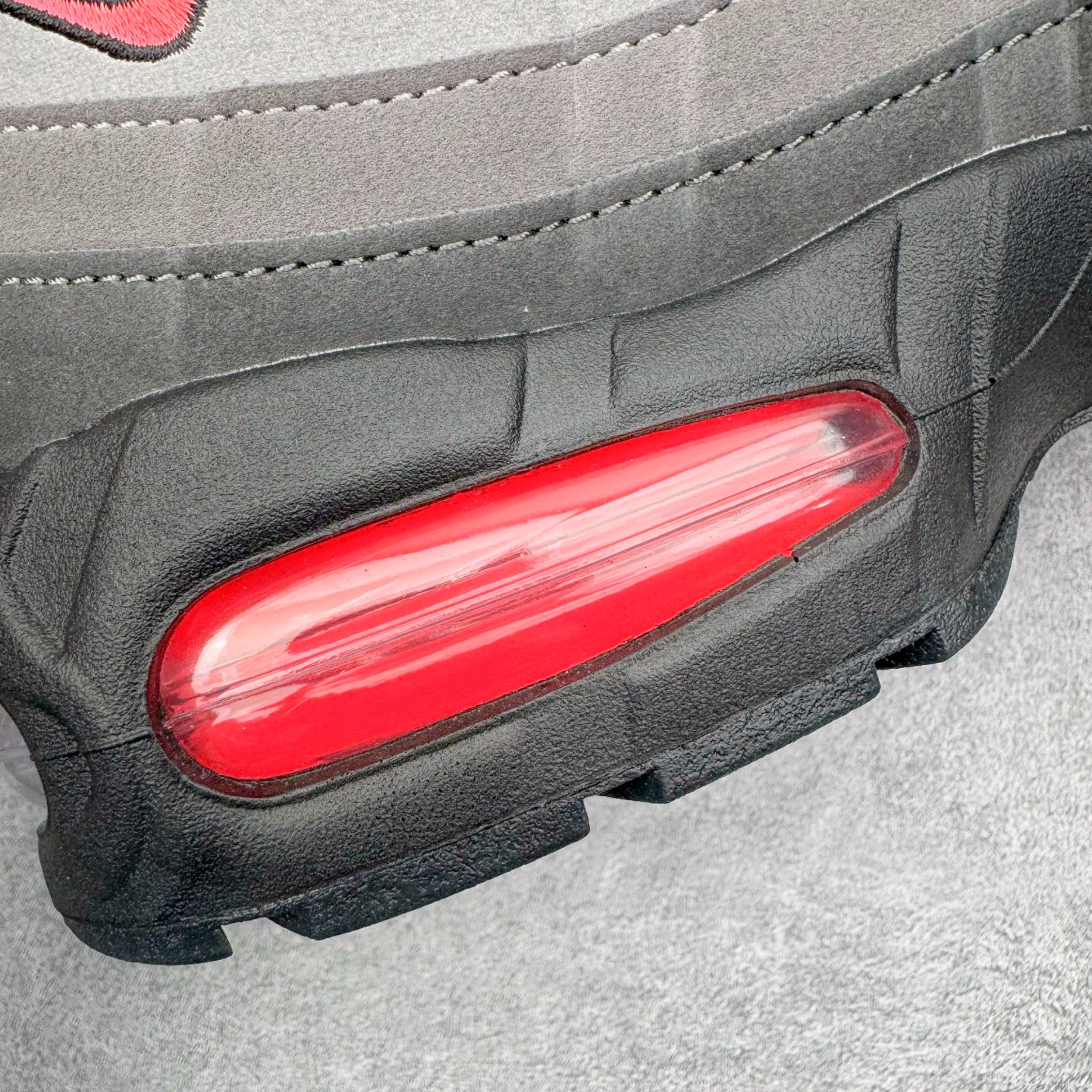 图片[19]-＃GX纯原 NK Air Max 95 复古减震气垫跑鞋 灰红 IM7410-001 经典重温 外单专供大厂出品 品质稳定 一百余色 终端操作 鞋款设计灵感源于人体构造 中底设计基于人体的脊柱构造 是整体设计的核心 尼龙孔眼代表了肋骨 而分层式面板和网眼象征着肌肉纤维和肉体组织 Air Max 95采用了两个独立的吹塑成型的Air-Sole单元 并首次在前掌使用可视化气垫设计 Swoosh logo夜当作一个 点符号放在了鞋子的后帮位置 20年的发展让 AIR MAX 95有了不同的故事 20年后再度面向世人的时候 焕然一新的面貌 让人有了另外一种清新脱俗的感觉 尺码：40 40.5 41 42 42.5 43 44 44.5 45 45.5 46 47.5 48.5-选品中心